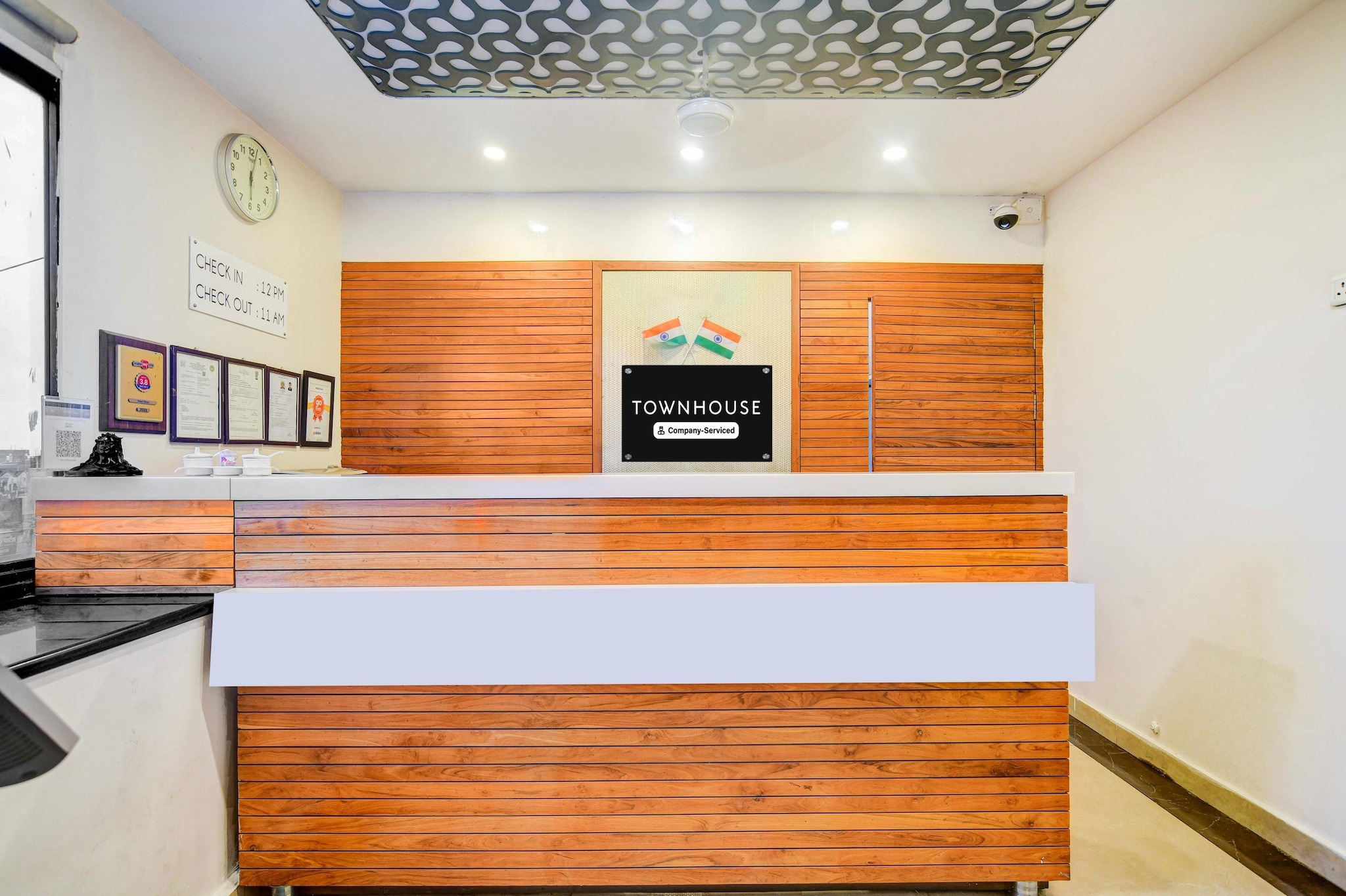 Ground floor: (bedroom(double bed, TV, seating area, air conditioning, telephone, Floor mattress), bathroom(bathtub or shower, shower, washbasin, toilet, Towels incl., shampoo, body soap, hot water), parking)