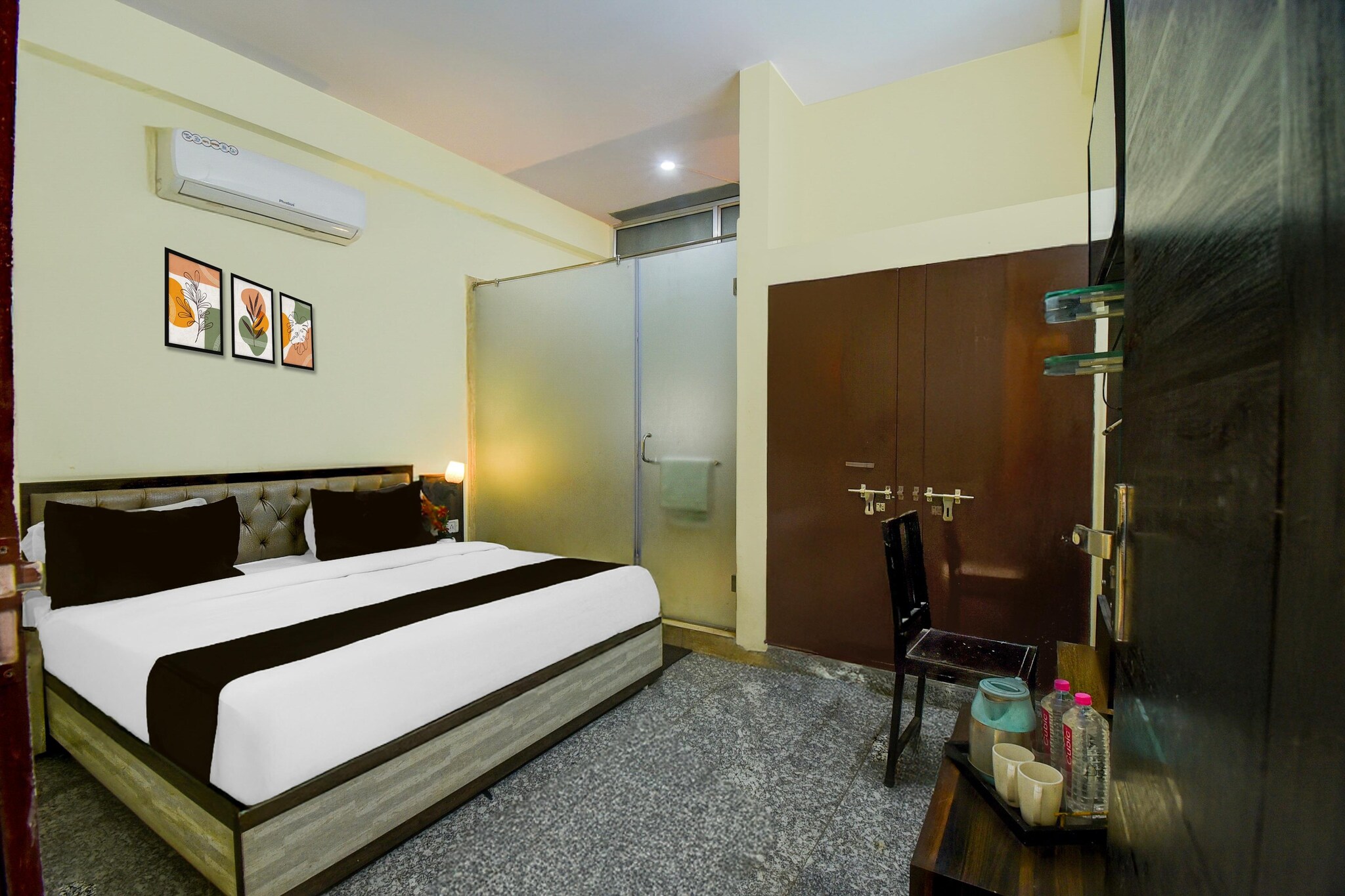 Comfortable Accommodations: Super Collection O Sunder Nagar Golvyas Formerly Hotel Rockwell in Jaipur offers family rooms with private bathrooms, work desks, and free WiFi. Each room includes a TV, wardrobe, and tiled floors.
Convenient Facilities: Guests enjoy a lounge, lift, 24-hour front desk, shared kitchen, housekeeping, laundry, room service, meeting rooms, and luggage storage. Free on-site parking is available.
Prime Location: Located 6 km from Jaipur International Airport, the hotel provides easy access to local attractions.
Early Check-In Policy: A full day’s room rate will be charged for check-ins before 6:00 AM. Complimentary early check-in is available between 6:00 AM and 10:00 AM, subject to room availability.