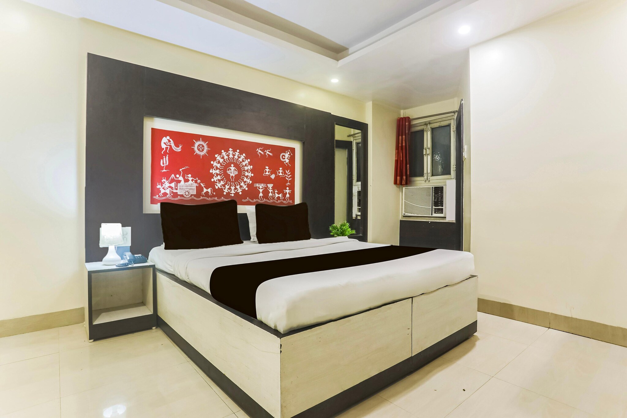 Comfortable Accommodations: Townhouse Oak Jaipur Railway Station Road Formerly Hotel Rawat in Jaipur offers family rooms with air-conditioning, private bathrooms, work desks, and free WiFi. Each room includes a seating area, TV, and wardrobe.
Dining Experience: The family-friendly restaurant serves Indian cuisine for lunch and dinner. Guests can enjoy meals in a welcoming ambience.
Convenient Facilities: The hotel provides a paid airport shuttle service, lift, 24-hour front desk, shared kitchen, housekeeping, laundry, room service, tour desk, and luggage storage. Free on-site parking is available.
Nearby Attractions: Jaipur Railway Station is a 16-minute walk away. City Palace is 3.2 km, Jantar Mantar 3.3 km, and Amber Fort 13 km from the property.
Early Check-In Policy: A full day’s room rate will be charged for check-ins before 6:00 AM. Complimentary early check-in is available between 6:00 AM and 10:00 AM, subject to room availability.