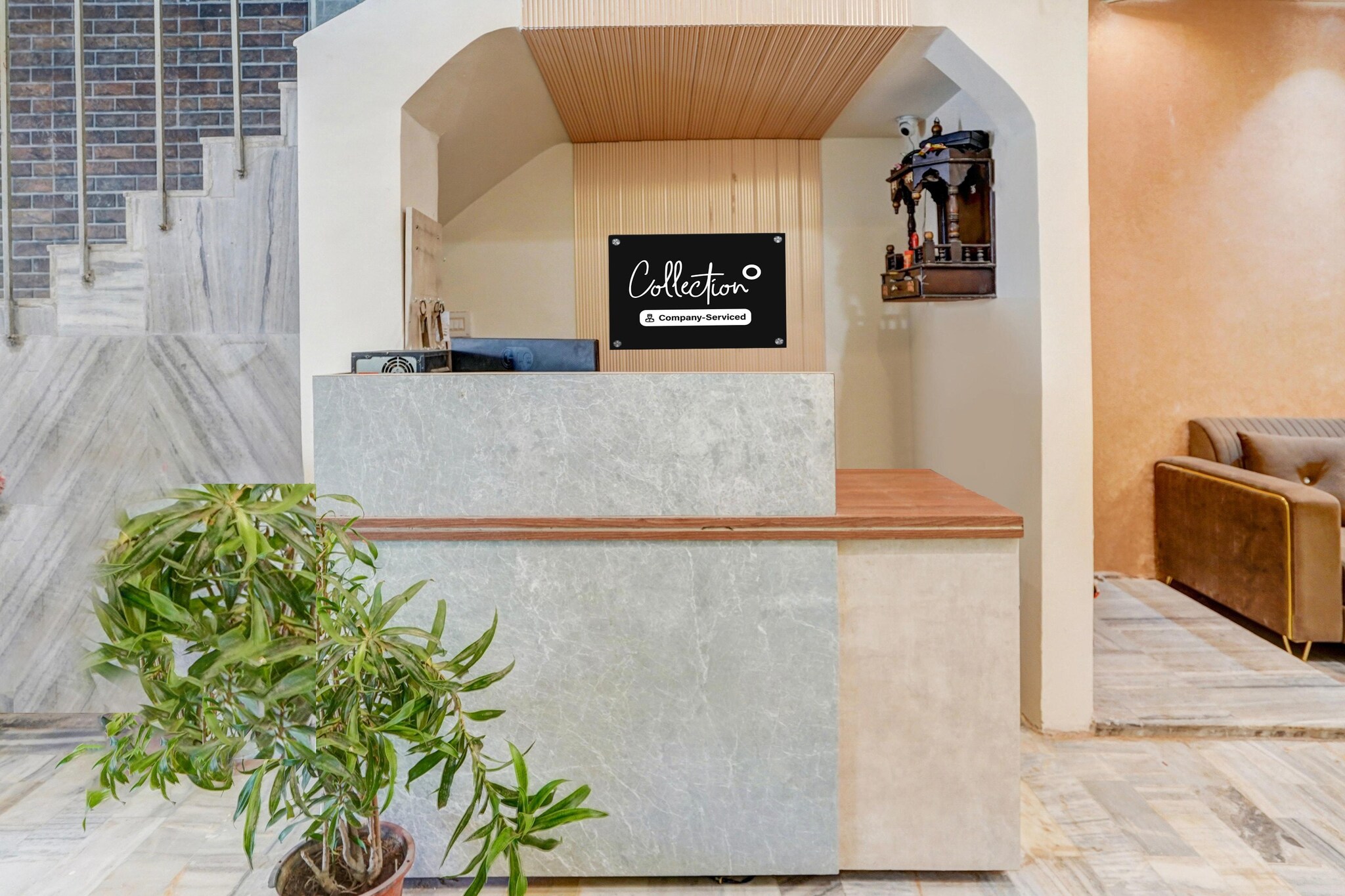 Ground floor: (bedroom(double bed, TV, seating area, air conditioning, Towels incl., telephone), bathroom(bathtub or shower, shower, washbasin, toilet, shampoo, body soap, hot water), parking)