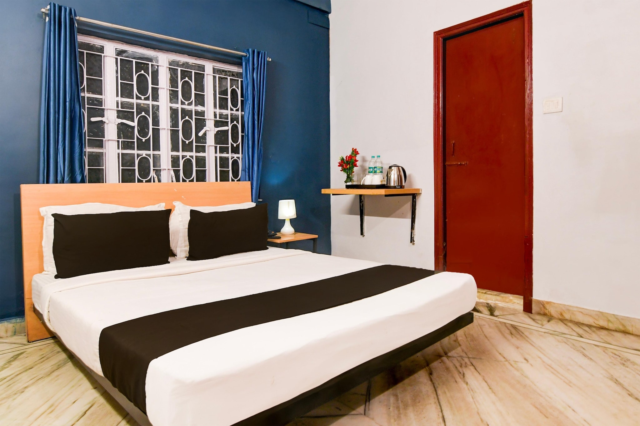 Comfortable Accommodations: Super Hotel O Picnic Garden in Kolkata offers family rooms with air-conditioning, private bathrooms, work desks, and free WiFi. Each room includes a TV, wardrobe, and tiled floors, ensuring a pleasant stay.
Convenient Facilities: Guests benefit from a paid airport shuttle service, lounge, lift, 24-hour front desk, housekeeping, laundry, room service, and luggage storage. Free on-site parking is available, and the hotel staff speak English and Hindi.
Prime Location: Located 18 km from Netaji Subhash Chandra Bose International Airport, the hotel is near attractions such as Park Street Metro Station (6 km), Kalighat Kali Temple (6 km), and the Indian Museum (6 km). An ice-skating rink is in the surroundings.
Unmarried couples are warmly welcome at this property.
Guests with local ID proof are warmly welcome. 
Early Check-In Policy: A full day’s room rate will be charged for check-ins before 6:00 AM. Complimentary early check-in is available between 6:00 AM and 10:00 AM, subject to room availability.