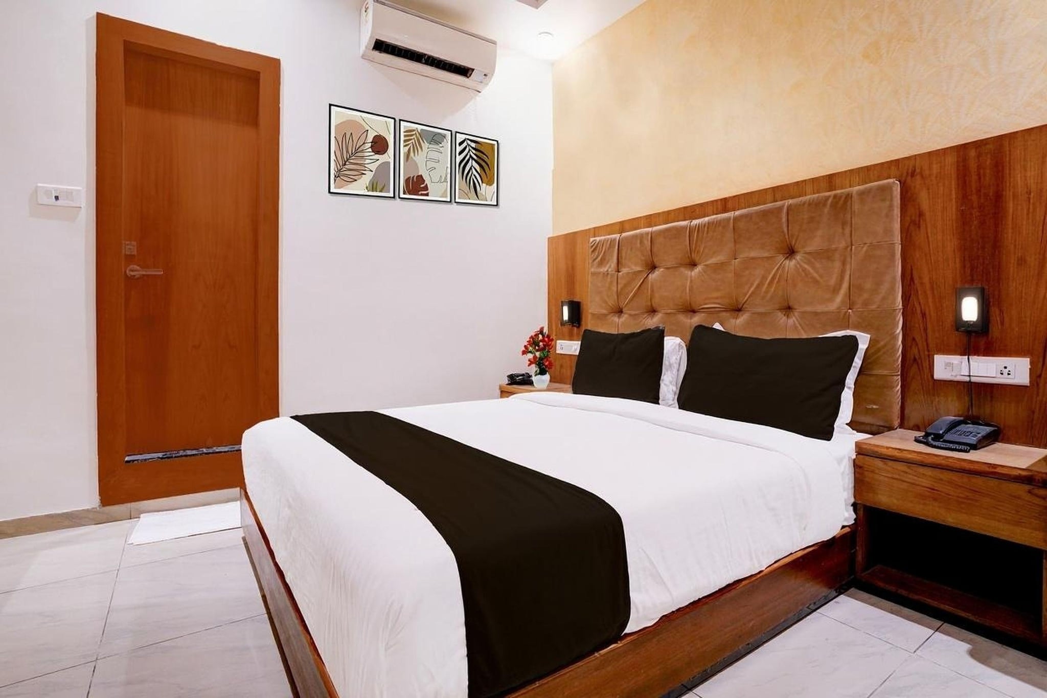 Comfortable Accommodations: Super Townhouse Oak Times Square Le Western in Mumbai offers family rooms with air-conditioning, private bathrooms, work desks, and free WiFi. Each room includes a seating area, TV, and wardrobe.

Dining Experience: The family-friendly restaurant serves Indian cuisine for lunch and dinner. Guests can enjoy an Ã  la carte breakfast in a welcoming ambience.

Convenient Facilities: The hotel features a lift, 24-hour front desk, housekeeping service, room service, and luggage storage. Pets are welcome.

Prime Location: Located 2 km from Chhatrapati Shivaji International Airport, the property is near Phoenix Market City Mall (4 km) and Powai Lake (5 km). Guests appreciate the attentive staff and convenient location.

Couples in particular like the location â€“ they rated it 8.1 for a two-person trip.

Unmarried couples are warmly welcome at this property.
Guests with local ID proof are warmly welcome.

Early Check-In Policy: A full dayâ€™s room rate will be charged for check-ins before 6:00 AM. Complimentary early check-in is available between 6:00 AM and 10:00 AM, subject to room availability.

