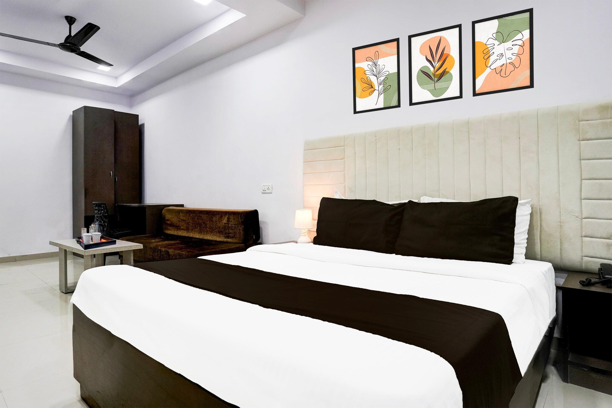 Comfortable Accommodations: Super Hotel O Four Bungalow in Mumbai offers family rooms with air-conditioning, private bathrooms, work desks, and seating areas. Each room includes free WiFi, a TV, and free toiletries.
Convenient Facilities: Guests benefit from a 24-hour front desk, housekeeping, laundry, room service, and luggage storage. Additional amenities include a work desk, seating area, and wardrobe.
Prime Location: Located 9 km from Chhatrapati Shivaji International Airport, the hotel is near Versova Beach (3 km), ISKCON (5 km), and Prithvi Theatre (5 km). Other attractions include Powai Lake (12 km) and Phoenix Market City Mall (13 km).
Guest Satisfaction: Guests appreciate the attentive staff, comfortable rooms, and cleanliness.
Unmarried couples are warmly welcome at this property.
Guests with local ID proof are warmly welcome.
Early Check-In Policy: A full day’s room rate will be charged for check-ins before 6:00 AM. Complimentary early check-in is available between 6:00 AM and 10:00 AM, subject to room availability.