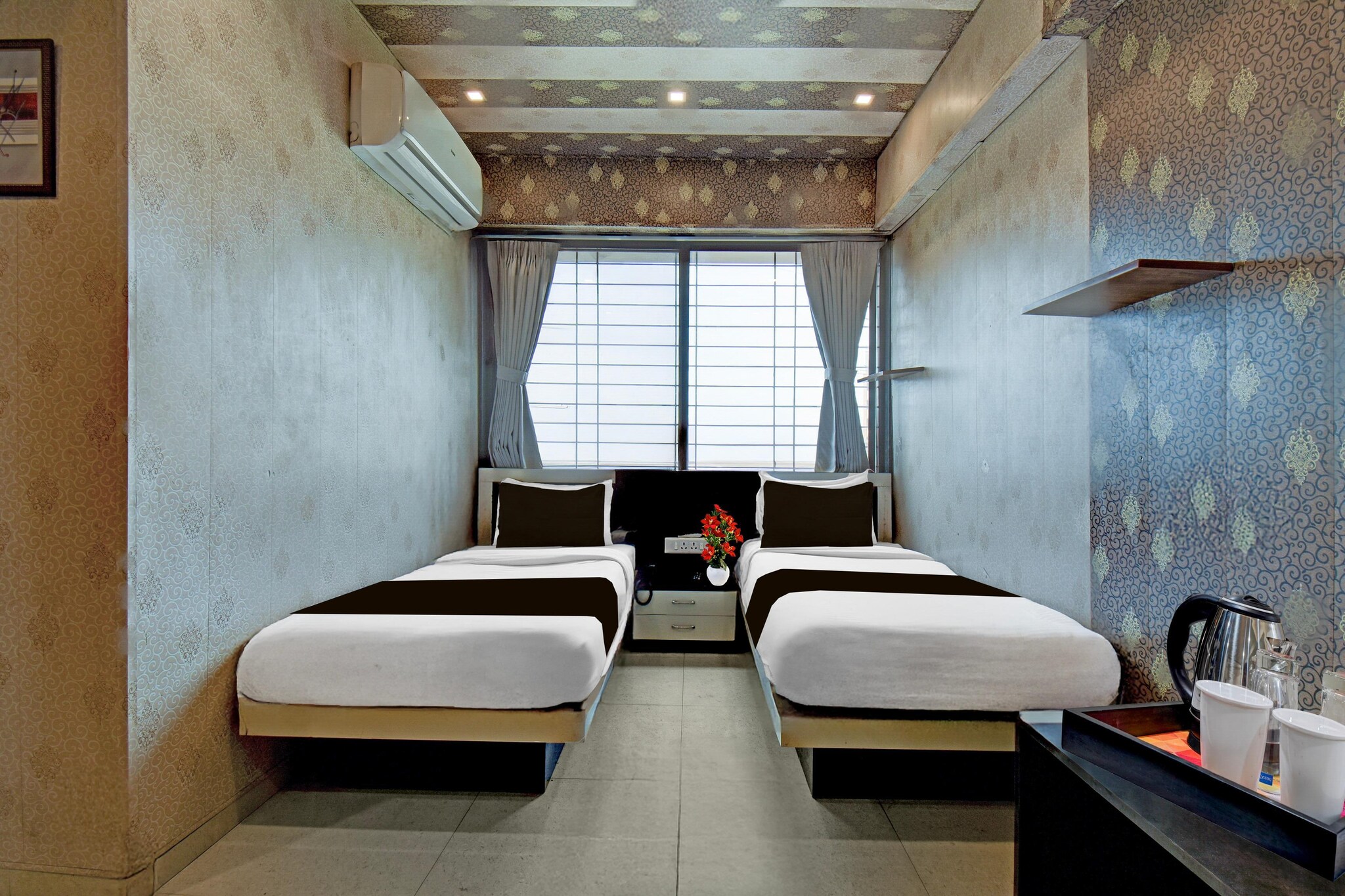 Ground floor: (bedroom(double bed, double bed, TV, seating area, air conditioning, telephone, Floor mattress), bathroom(bathtub or shower, shower, washbasin, toilet, Towels incl., shampoo, body soap, hot water), lift)