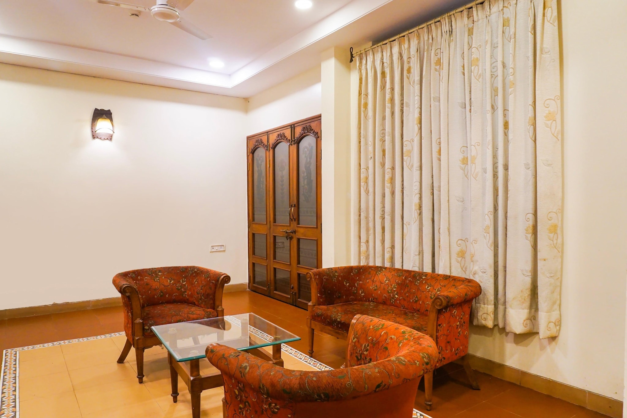 Ground floor: (bedroom(double bed, TV, seating area, air conditioning, lift, Towels incl., telephone), bathroom(bathtub or shower, shower, washbasin, toilet, shampoo, body soap, hot water))
