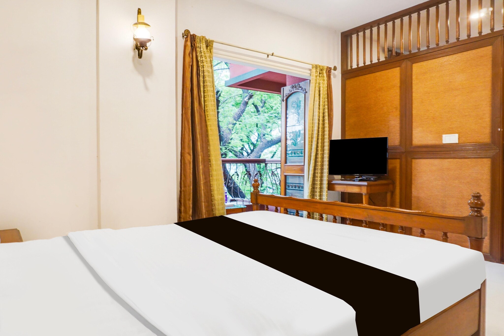 Comfortable Accommodations: Super Townhouse Oak Prabhat Road in Pune offers family rooms with air-conditioning, private bathrooms, and free WiFi. Each room includes a work desk, seating area, and TV.
Dining Experience: The family-friendly restaurant serves Indian cuisine with a continental breakfast. Guests can enjoy meals in a welcoming ambience.
Convenient Facilities: The hotel features a lift, 24-hour front desk, shared kitchen, laundry service, and free on-site parking. Additional amenities include free toiletries, shower, and dressing room.
Prime Location: Located 13 km from Pune International Airport, the hotel is near attractions such as Fergusson College (2 km) and FTII (8-minute walk). Guests can enjoy kayaking or canoeing in the surrounding area.
Couples particularly like the location — they rated it 9.2 for a two-person trip.
Early Check-In Policy: A full day’s room rate will be charged for check-ins before 6:00 AM. Complimentary early check-in is available between 6:00 AM and 10:00 AM, subject to room availability.
Check-in is only available to guests aged 18 and above. Please provide a government-issued ID to confirm your age.
