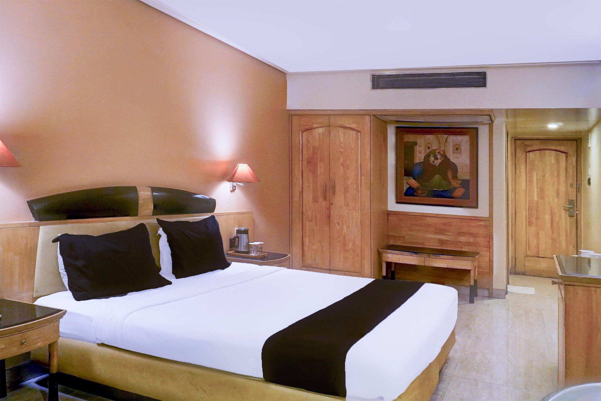 Comfortable Accommodations: Super Townhouse Oak JM Road Formerly Krishna presidency in Pune offers family rooms with air-conditioning, private bathrooms, work desks, and free WiFi. Each room includes a TV, wardrobe, and tiled floors.
Dining and Leisure: Guests can enjoy a restaurant and bar, complemented by free WiFi. The hotel features a lounge, lift, 24-hour front desk, housekeeping service, room service, and luggage storage.
Convenient Location: Located 10 km from Pune International Airport, the hotel is near attractions such as Pataleshwar Cave Temple (a few steps), Shaniwar Wada (less than 1 km), and Fergusson College (2 km). Kayaking and canoeing are available in the surroundings.
Early Check-In Policy: A full day’s room rate will be charged for check-ins before 6:00 AM. Complimentary early check-in is available between 6:00 AM and 10:00 AM, subject to room availability.
Check-in is only available to guests aged 18 and above. Please provide a government-issued ID to confirm your age.