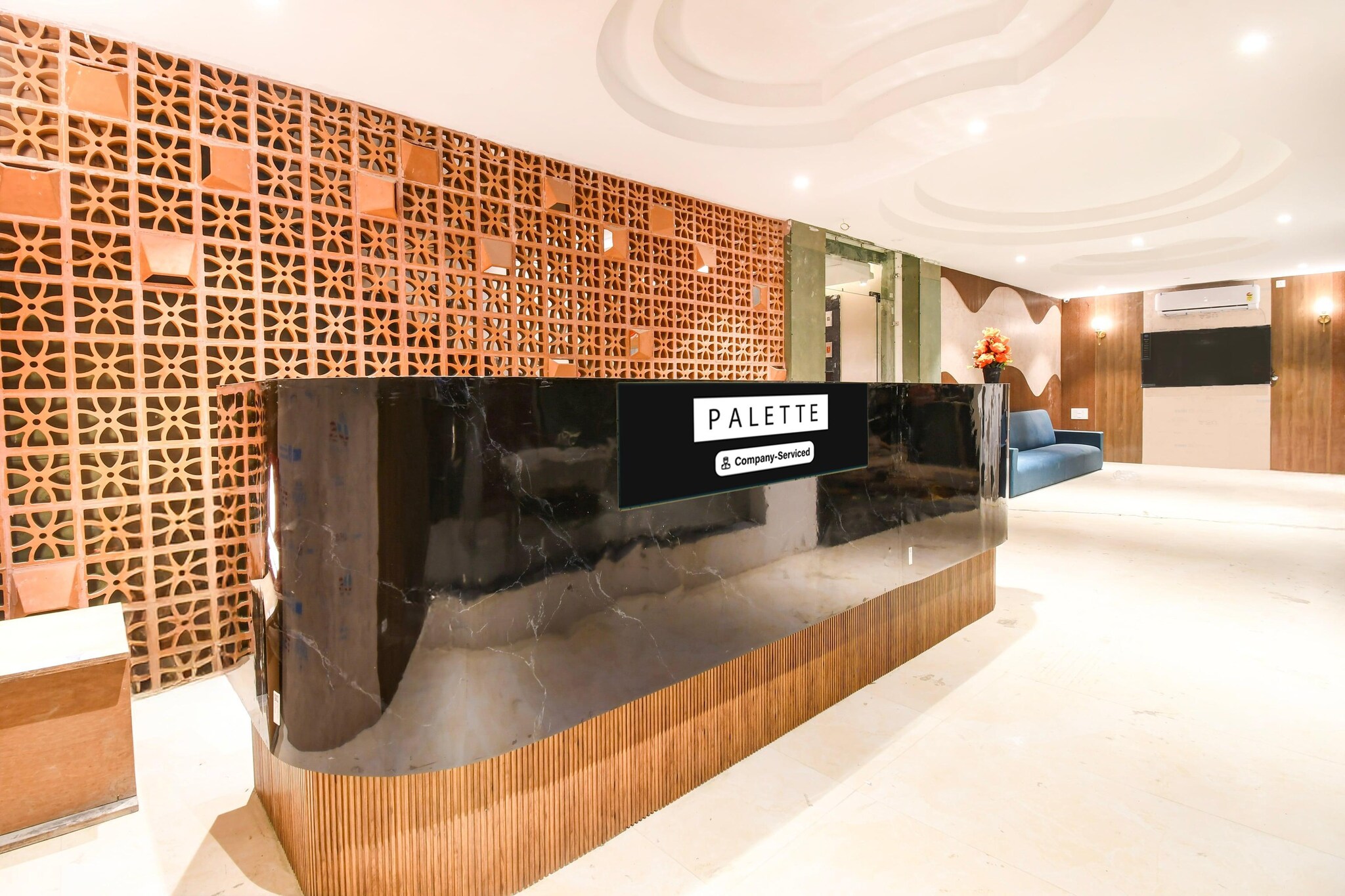 Ground floor: (bedroom(double bed, TV, seating area, air conditioning, lift, Towels incl., telephone, Floor mattress), bathroom(bathtub or shower, shower, washbasin, toilet, shampoo, body soap, hot water))