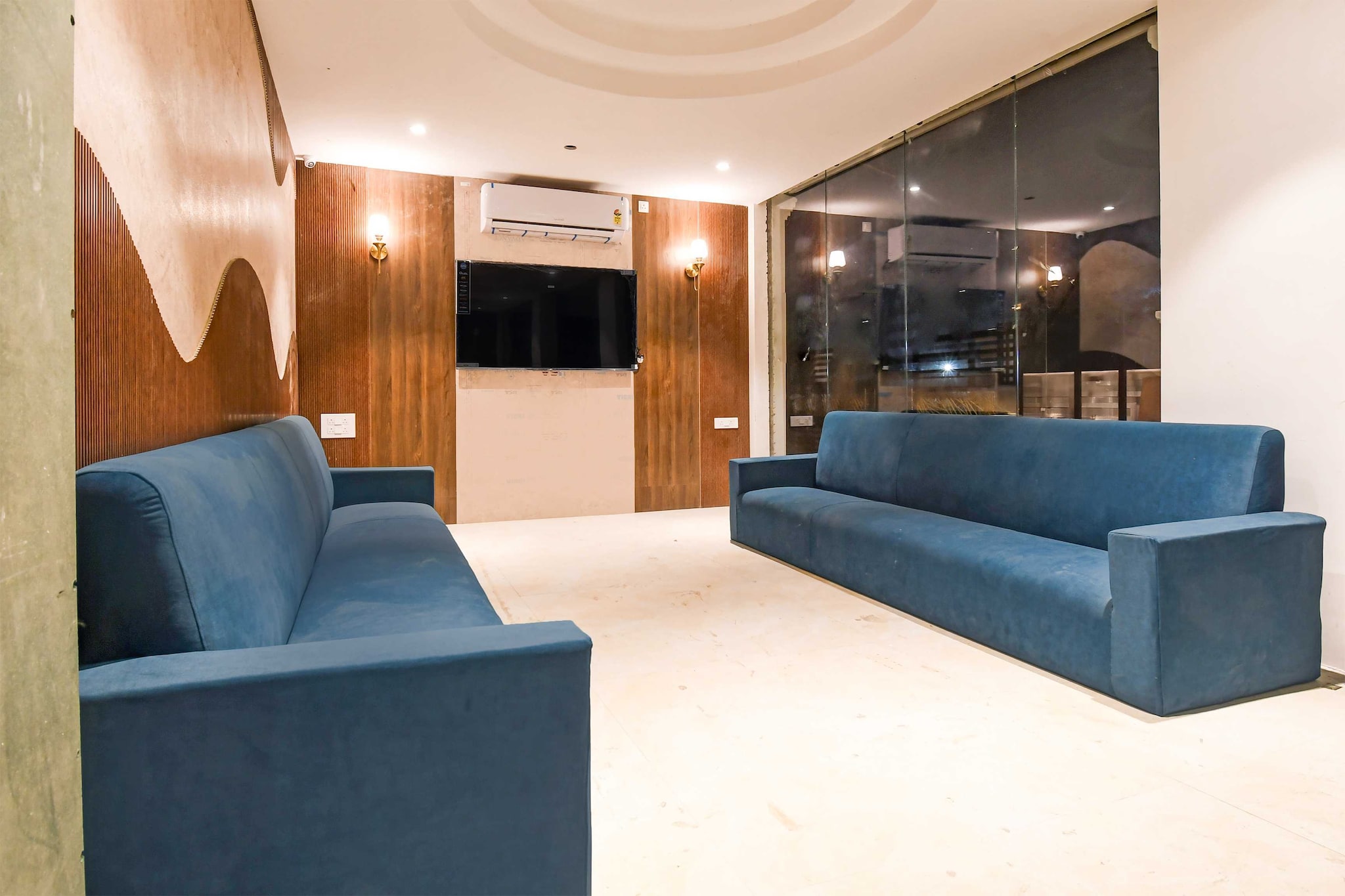 Ground floor: (bedroom(double bed, TV, seating area, air conditioning, lift, Towels incl., telephone, Floor mattress), bathroom(bathtub or shower, shower, washbasin, toilet, shampoo, body soap, hot water))