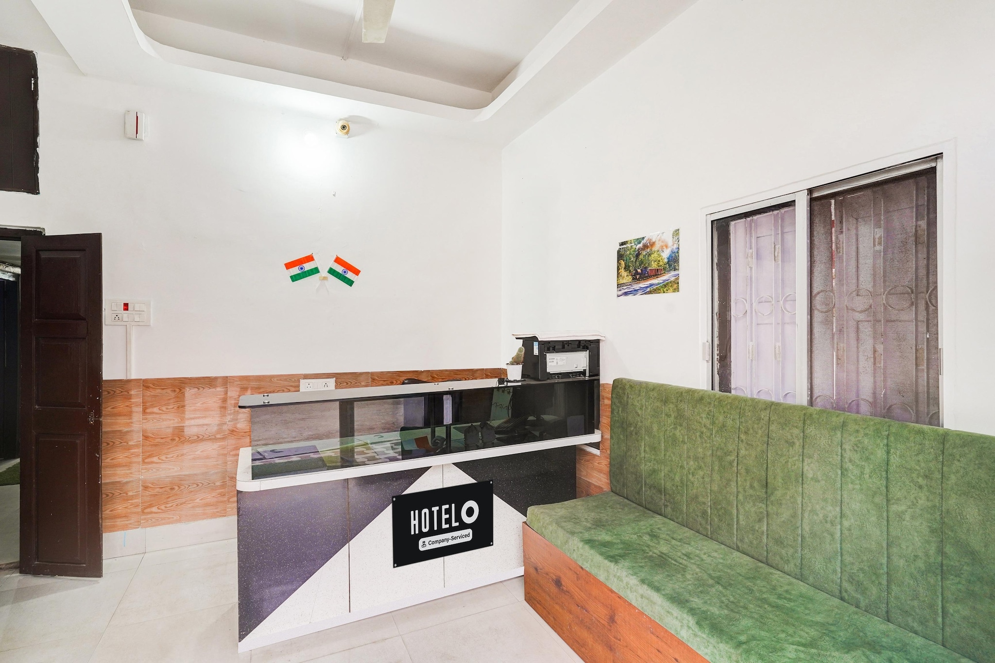 Ground floor: (bedroom(double bed, TV, seating area, air conditioning, telephone), bathroom(bathtub or shower, shower, washbasin, toilet, Towels incl., shampoo, body soap, hot water), parking)
