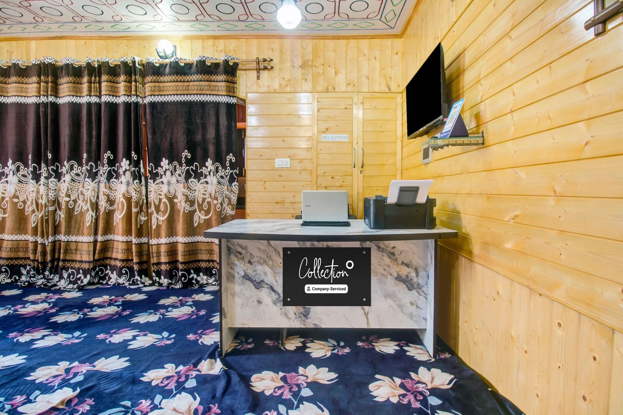 Ground floor: (bedroom(double bed, TV, seating area, air conditioning, telephone), bathroom(bathtub or shower, shower, washbasin, toilet, Towels incl., shampoo, body soap, hot water), parking)