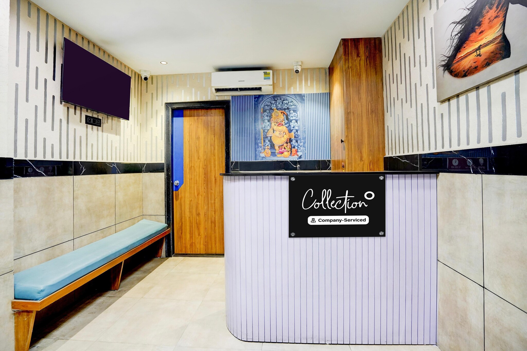 Ground floor: (bedroom(double bed, TV, seating area, air conditioning, telephone), bathroom(bathtub or shower, shower, washbasin, toilet, Towels incl., shampoo, body soap, hot water), parking)