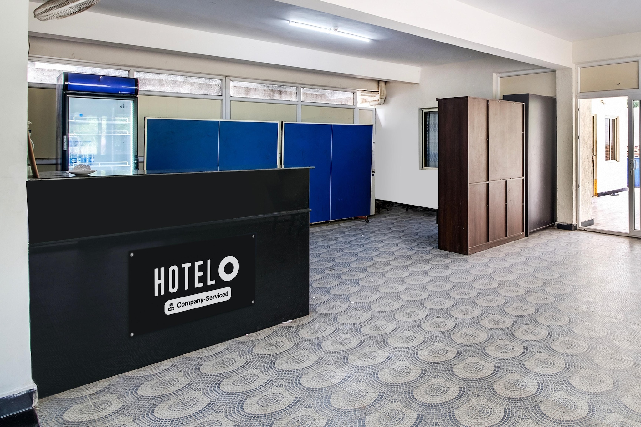 Ground floor: (bedroom(double bed, TV, seating area, air conditioning, lift, Towels incl., telephone), bathroom(bathtub or shower, shower, washbasin, toilet, shampoo, body soap, hot water), parking)