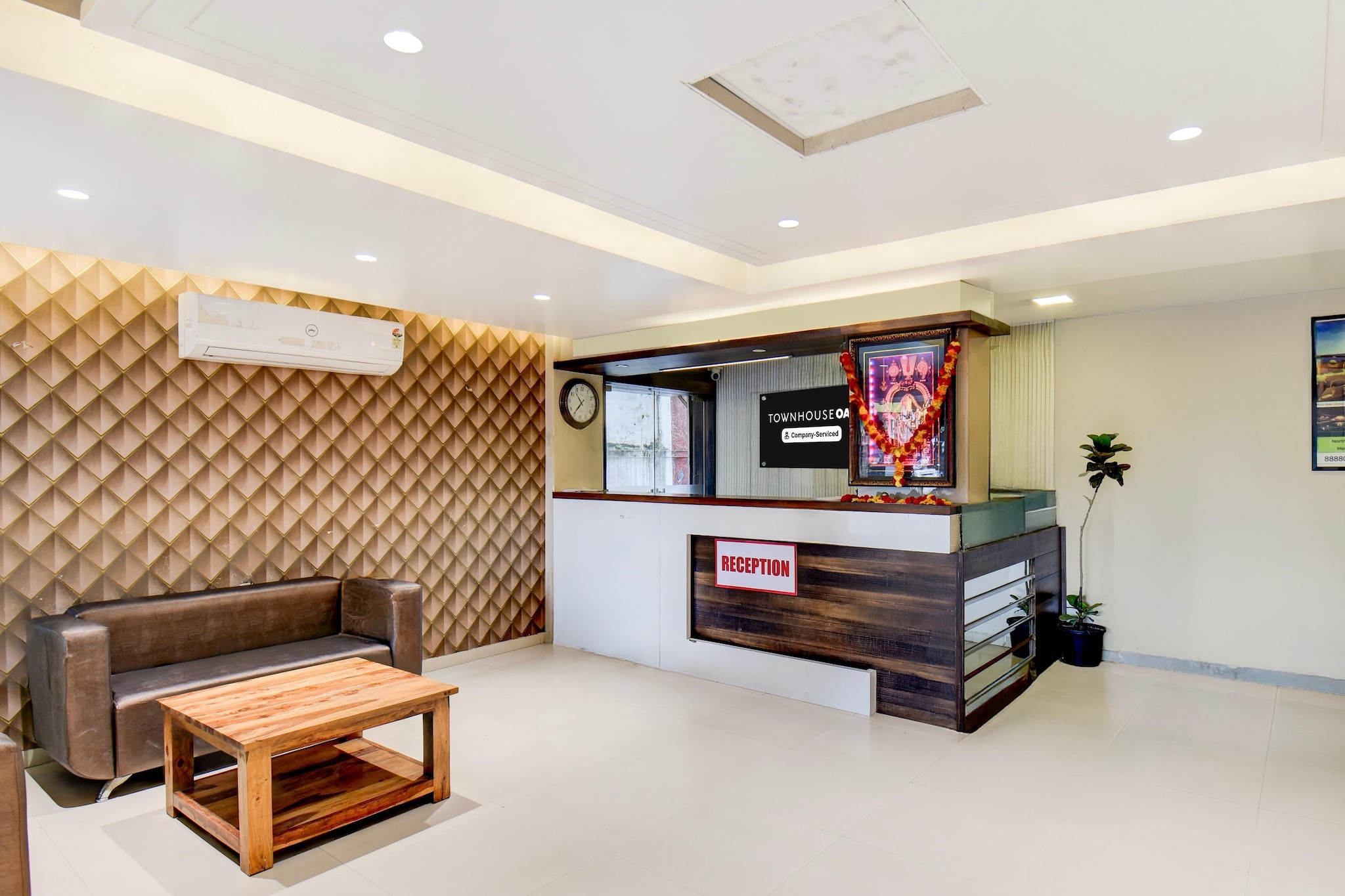 Ground floor: (bedroom(double bed, TV, seating area, air conditioning, Towels incl., telephone), bathroom(bathtub or shower, shower, washbasin, toilet, shampoo, body soap, hot water), lift)