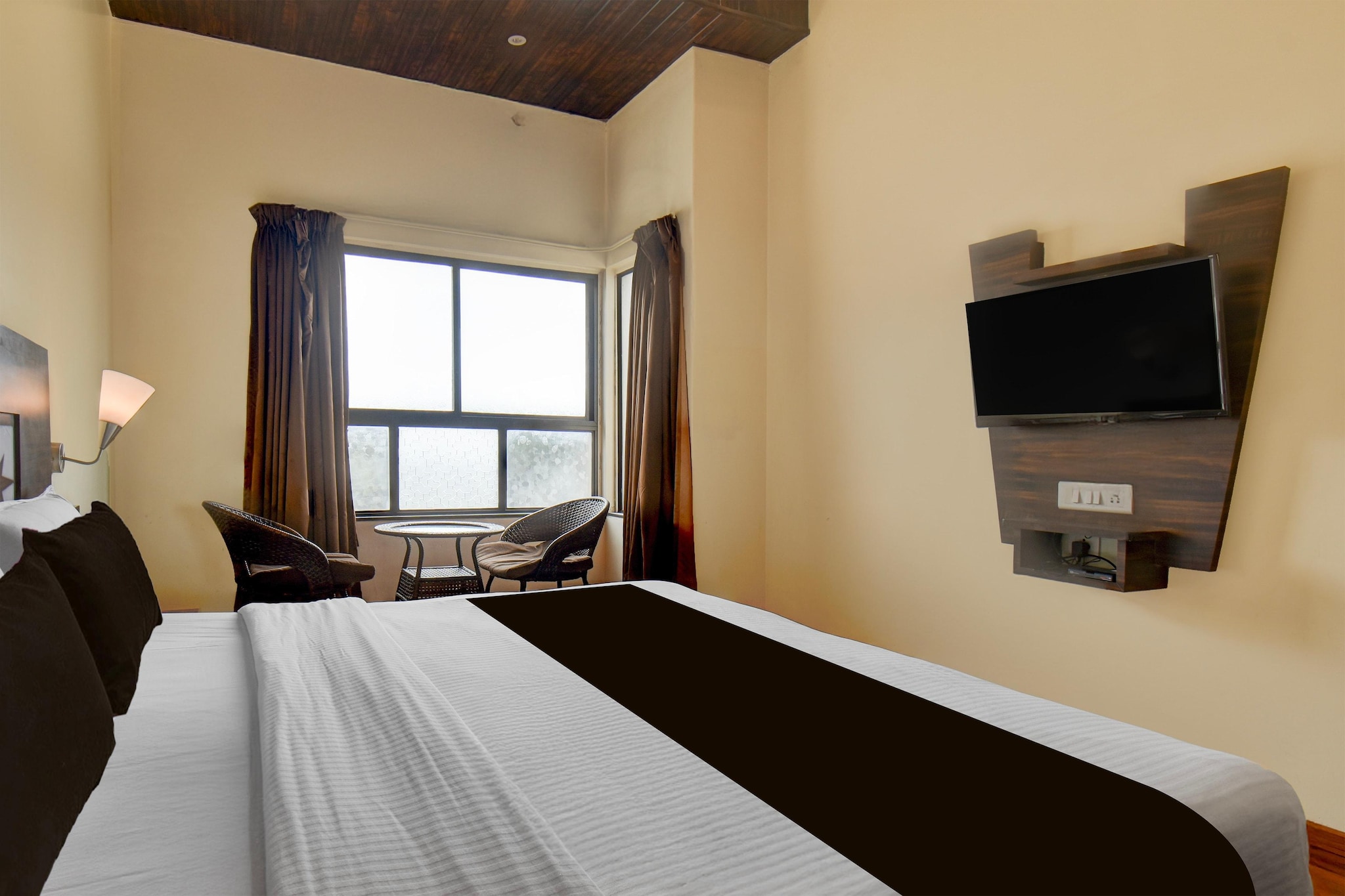 Comfortable Accommodations: Townhouse Oak Sinhgad Road Crossway Formerly Popular Hotel in Pune offers family rooms with air-conditioning, private bathrooms, work desks, and free WiFi. Each room includes a TV, wardrobe, and tiled floors.
Exceptional Facilities: Guests can enjoy an indoor swimming pool, fitness centre, and a family-friendly restaurant serving Indian cuisine. Additional amenities include a lounge, lift, 24-hour front desk, housekeeping, room service, and luggage storage.
Prime Location: Located 17 km from Pune International Airport, the hotel is near attractions such as Raja Dinkar Kelkar Museum (6 km), Fergusson College (7 km), and Bund Garden (12 km). Free toiletries and a seating area enhance the stay.
Early Check-In Policy: A full day’s room rate will be charged for check-ins before 6:00 AM. Complimentary early check-in is available between 6:00 AM and 10:00 AM, subject to room availability.
Check-in is only available to guests aged 18 and above. Please provide a government-issued ID to confirm your age.