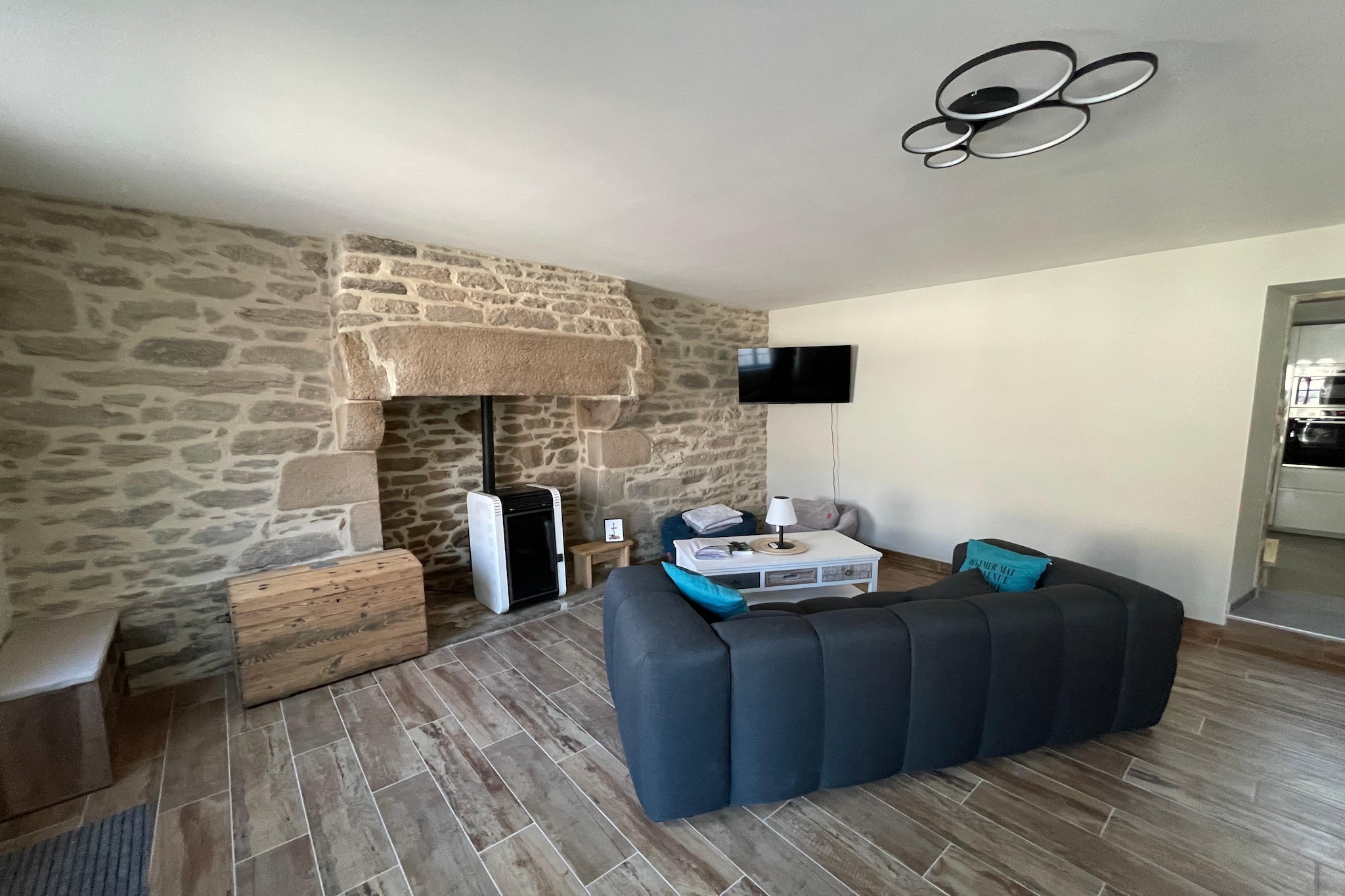 Ground floor: (Kitchen(electric kettle, toaster, cooker(induction), coffee machine, oven, microwave, dishwasher, fridge-freezer), Living/diningroom(TV, stove(Pellet)), bathroom(shower), toilet)\n\nOn the 1st floor: (bedroom(double bed(140 x 190 cm), TV), bedroom(single bed(90 x 190 cm), single bed(90 x 190 cm)))\n\nOn the 2nd floor: (bedroom(double bed(140 x 190 cm), TV), terrace(35 m2), garden(private, fenced, 40 m2), garden furniture)\n\ntumble dryer, washing machine, heating(electric), BBQ
