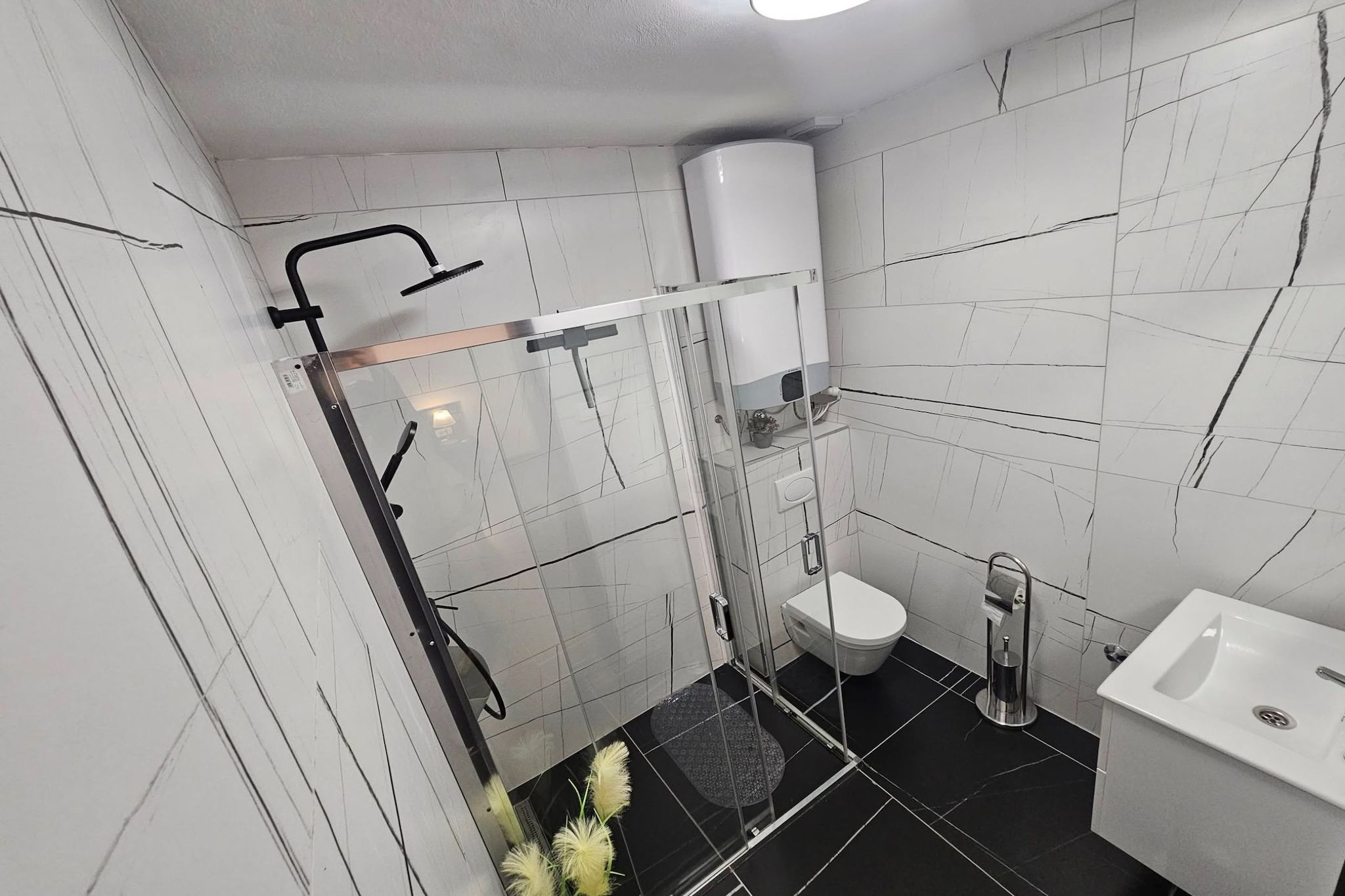 Lisko Vacation House -  Five Bedroom Holiday Home with Private Pool-Badezimmer