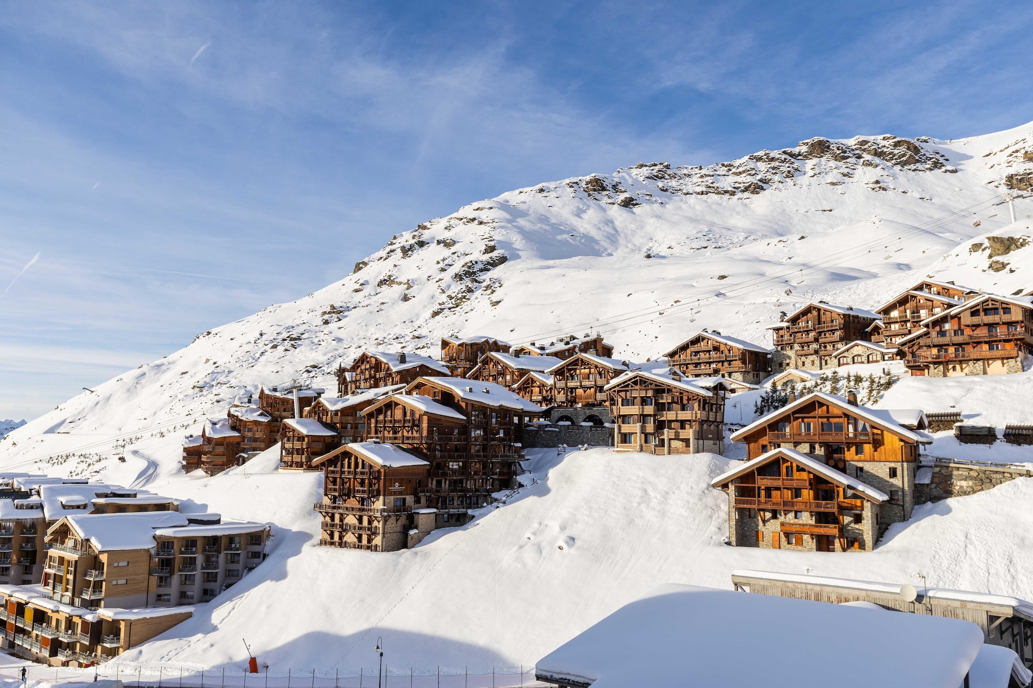 Our flat is located in the heart of the Val Thorens resort. Shops and restaurants are close by.
It is located on the 7th floor of the ‘La Vanoise’ residence. The departure is on skis.

🚗 Accessible by car (public parking available in the resort)
🚌 Regular shuttles from Moûtiers and nearby TGV train stations
🚈 Nearest train stations: Moûtiers – Brides-les-Bains