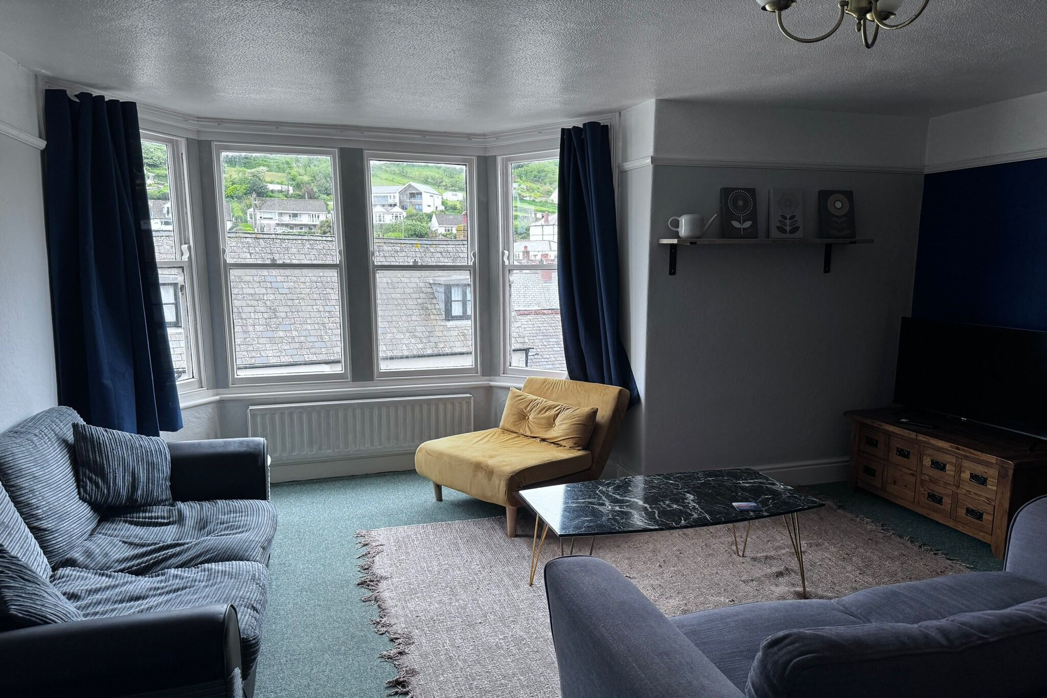 open kitchen(dining table, electric kettle), bedroom(double bed), Bedroom with bathroom(double bed, washbasin, toilet, ironing board, iron, hairdryer, Sheets incl., Towels/Sheets (Incl.)), Reception, First Aid, TV, shower, parking, ironing board, Alarm, body soap, hot water, Dedicated workspace, heating, Carbon monoxide detector, Emergency exit, Long term stays allowed