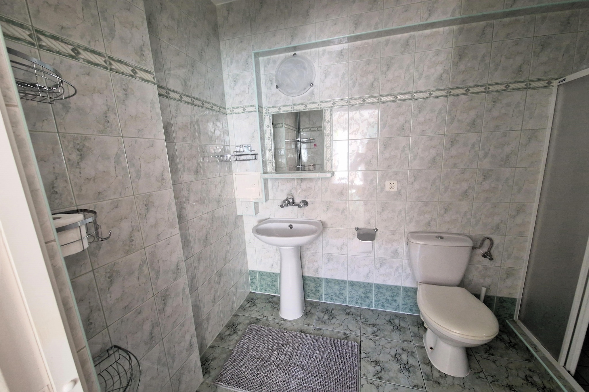 Pokój 2 osobowy na I piętrze sofa 2 osobowa-Badkamer
