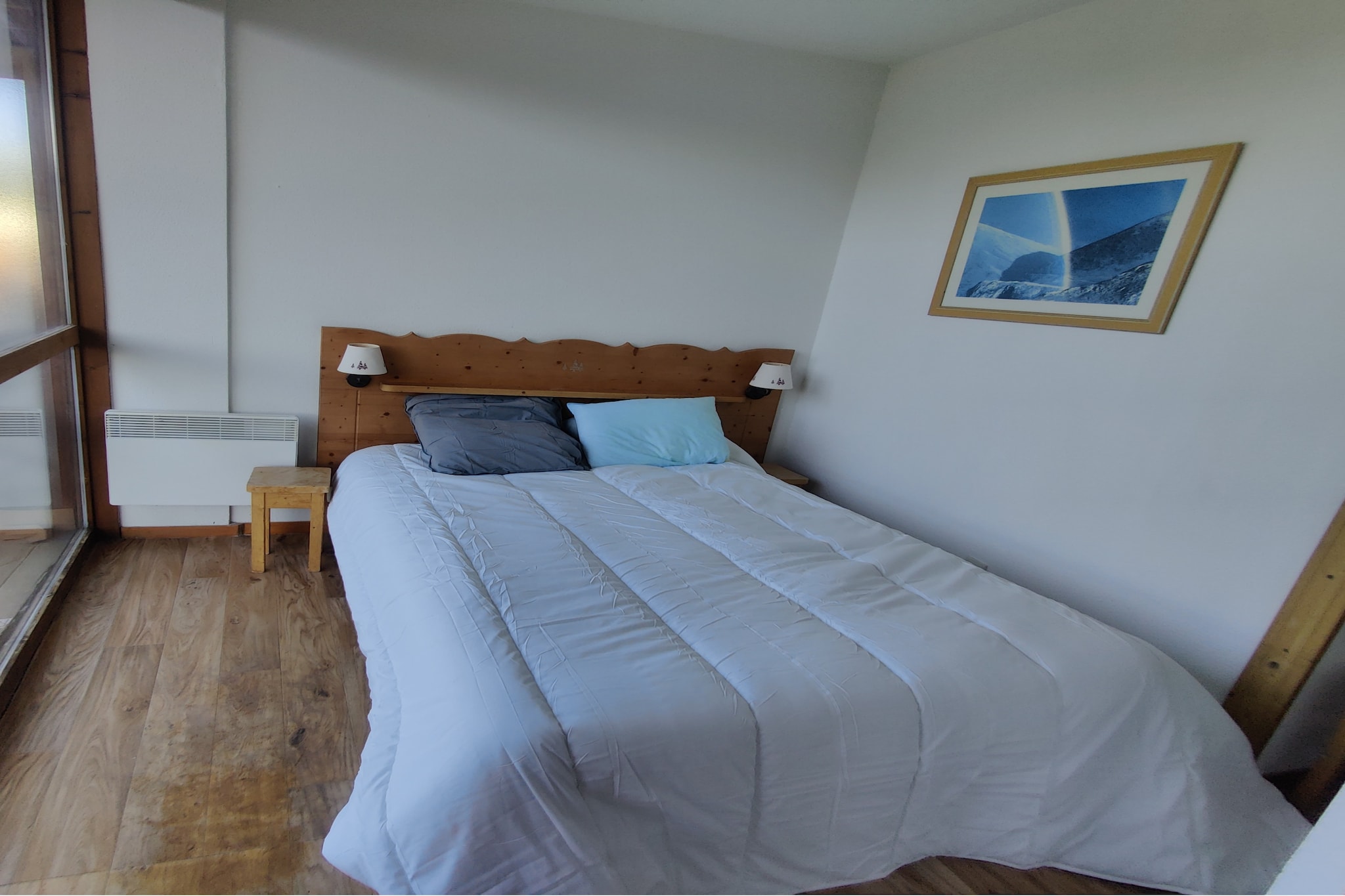 This modern 40 m² apartment in Chamrousse offers a comfortable and functional stay with a private balcony showcasing beautiful mountain views. Designed for up to 4 guests, it features a cozy living room, a fully equipped kitchen with a coffee machine, refrigerator, microwave, toaster, and kitchenware, as well as a washing machine for your convenience. The private bathroom comes with a shower, hairdryer, and all essential amenities, ensuring a stress-free stay.
Guests can enjoy free WiFi and on-site parking, making it a convenient choice for both short and long stays. The apartment is perfect for ski enthusiasts and nature lovers, with easy access to winter sports, hiking trails, and scenic mountain landscapes.
Located just 3.3 km from Chamrousse, the property is within reach of local attractions including AlpExpo (30 km), Grenoble Train Station (34 km), and Summum (30 km). Alpes–Isère Airport is approximately 81 km away, and the area is ideal for skiing and exploring the French Alps in any season.