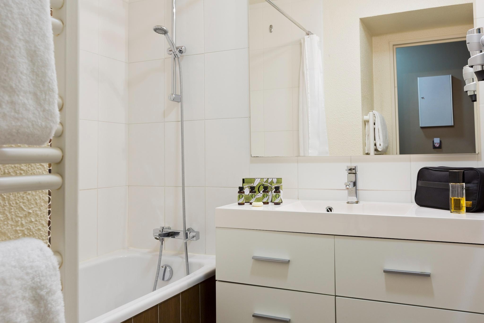 Superior Studio park/pool view - LA RESERVE-Salle de bain
