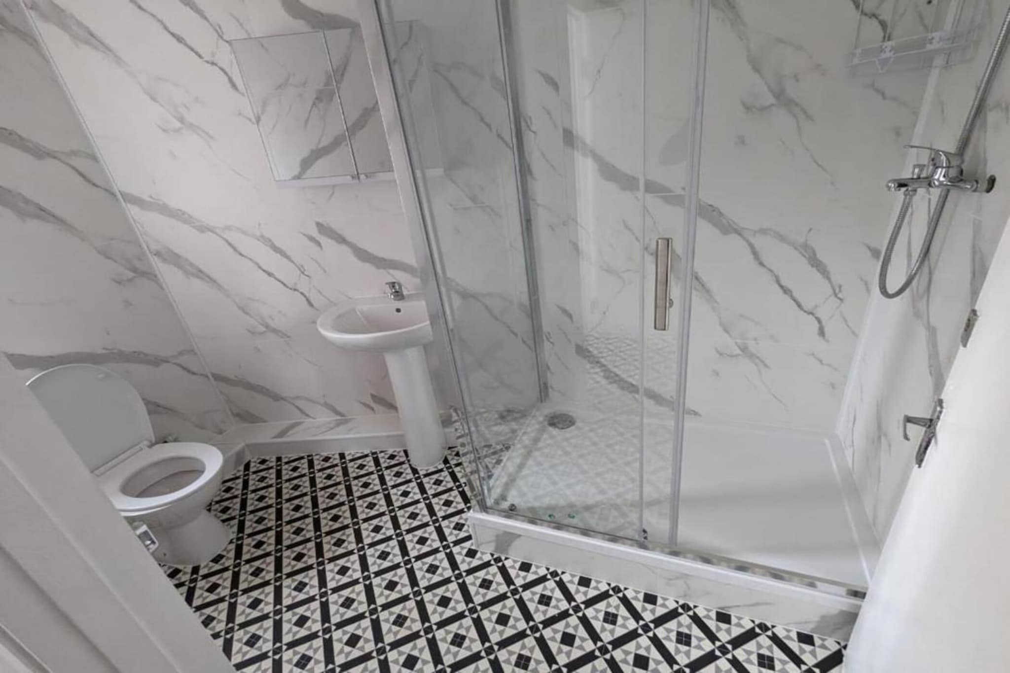 Rahal Hackney  Double shared-Badkamer