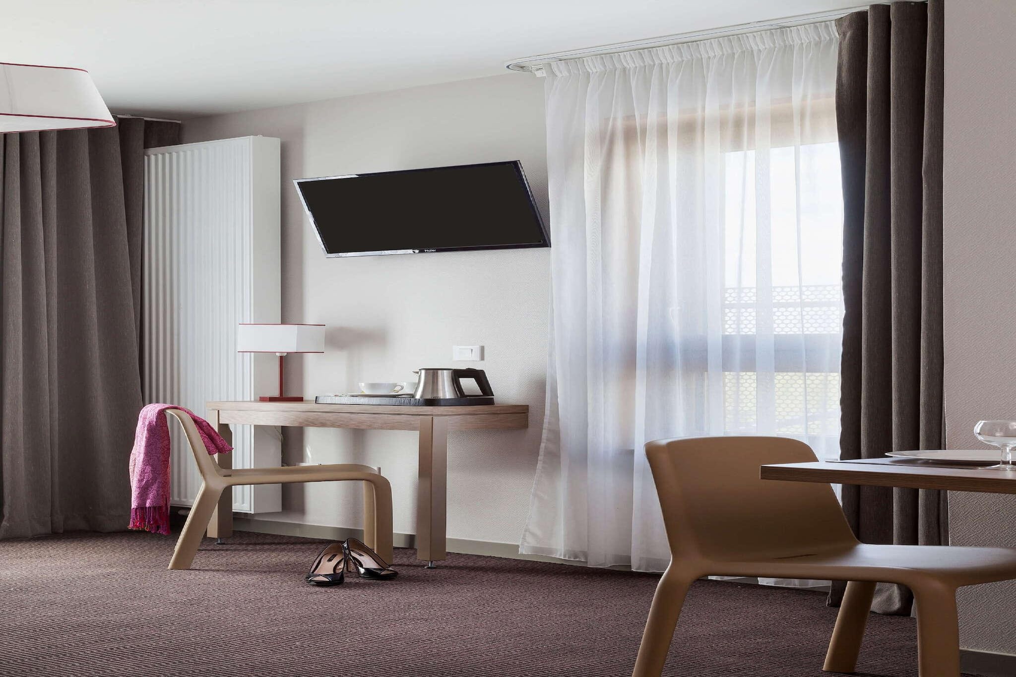 NEHÔ SUITES PORTE DE GENEVE - 1-Bedroom Apartment-Woonkamer