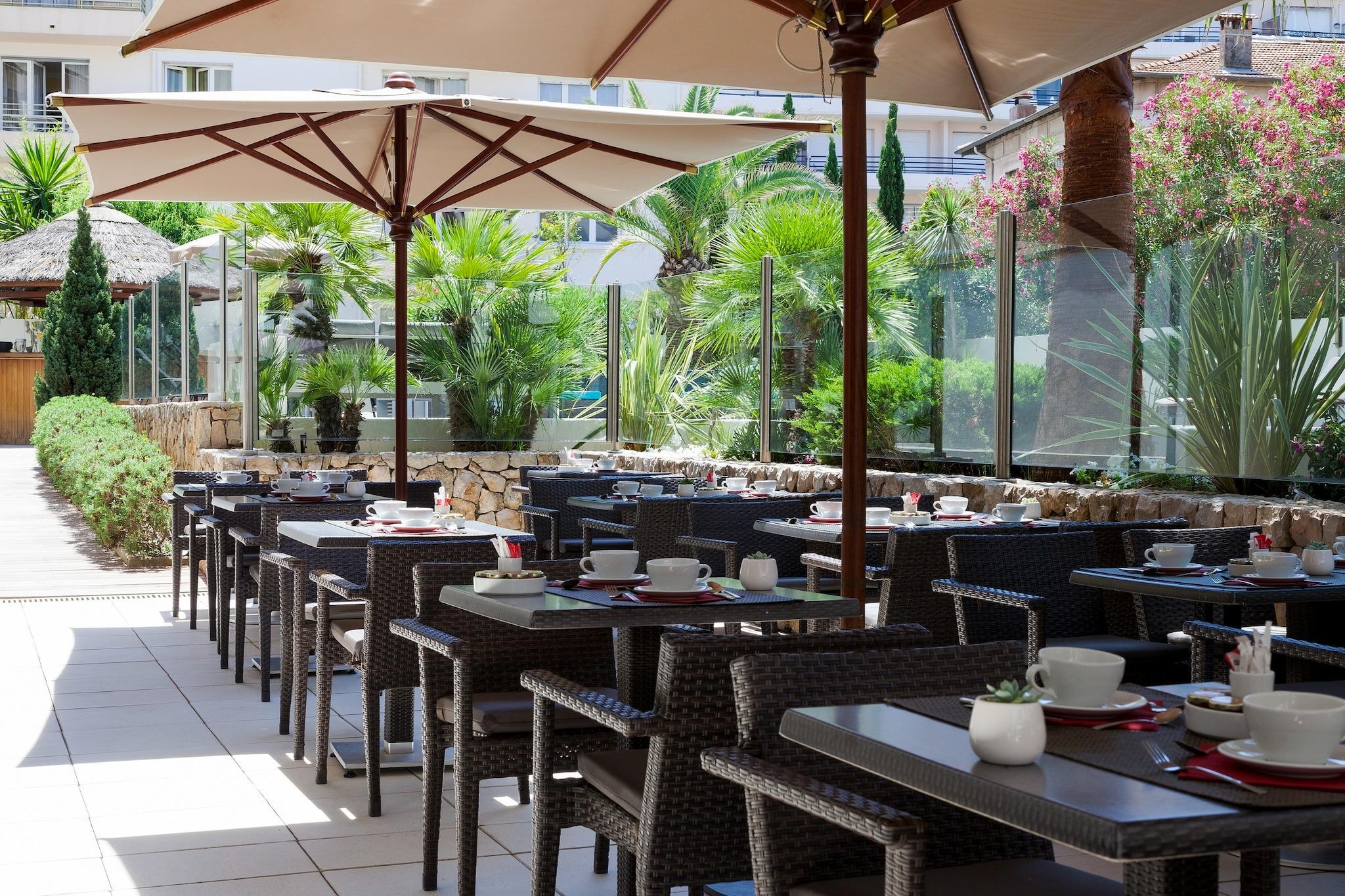 NEHÔ SUITES CANNES CROISETTE - Junior suite with terrace and pool view