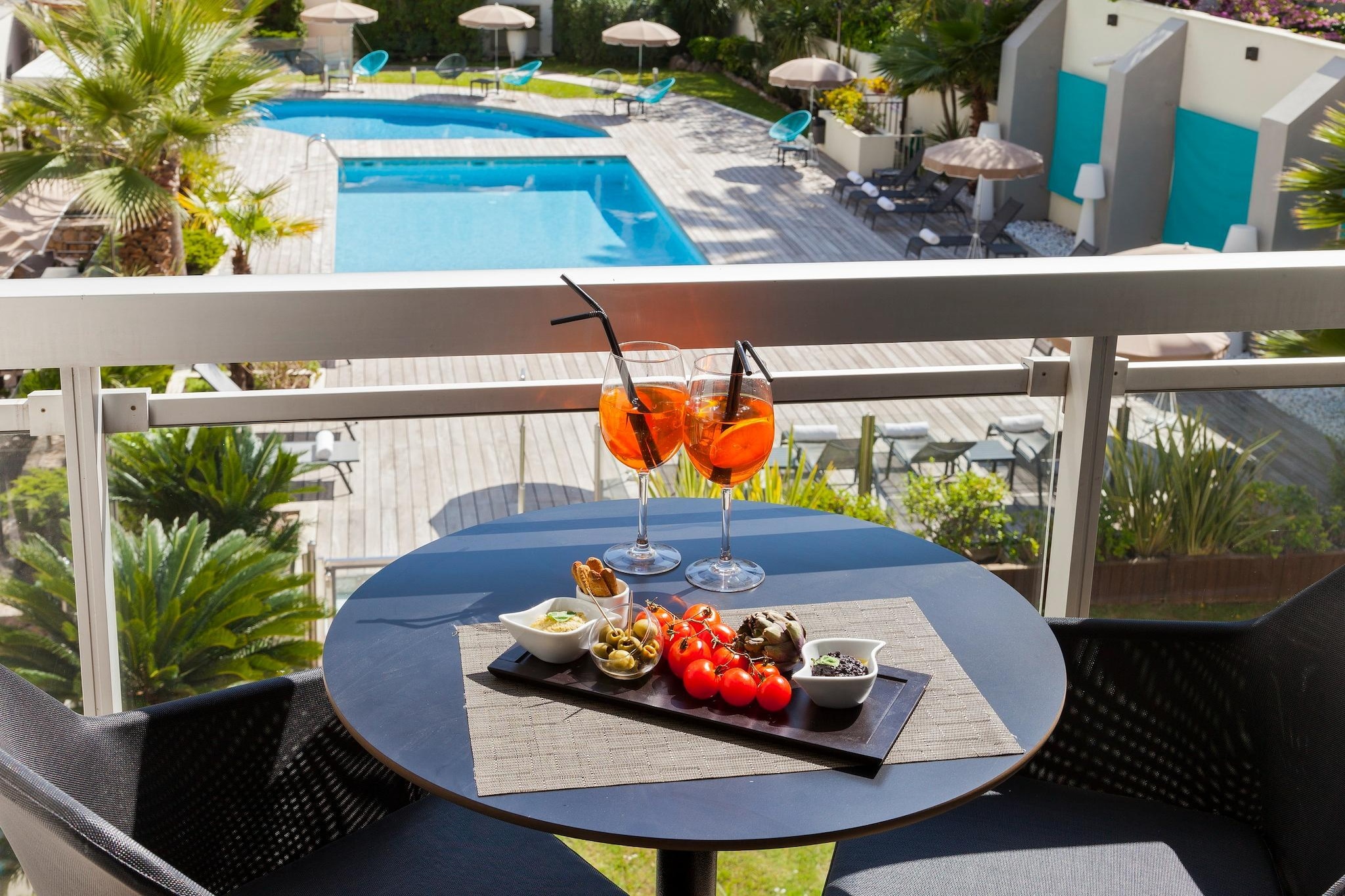 NEHÔ SUITES CANNES CROISETTE - Junior suite with terrace and pool view