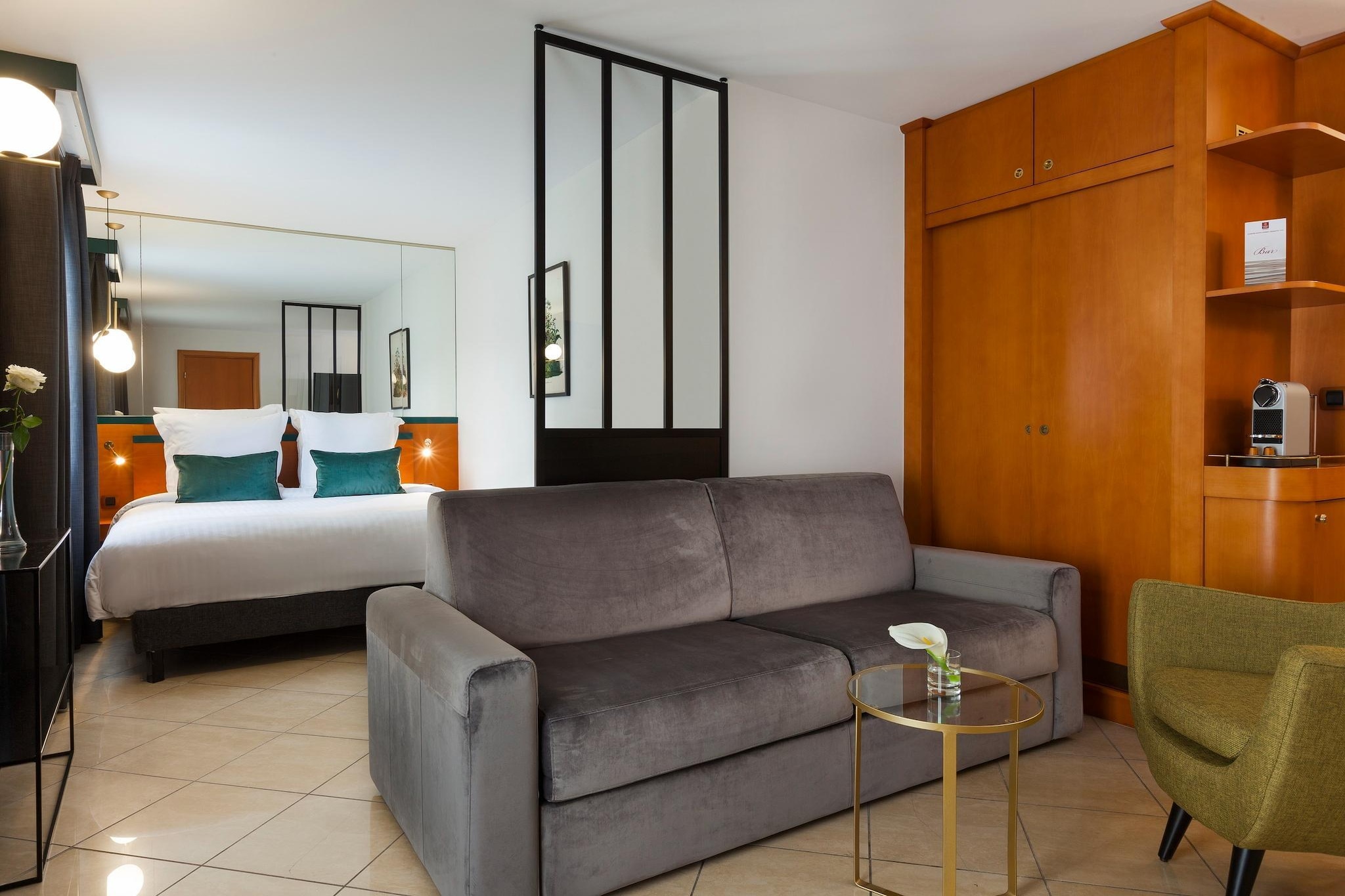 NEHÔ SUITES CANNES CROISETTE - Junior suite with terrace and pool view-Wohnzimmer
