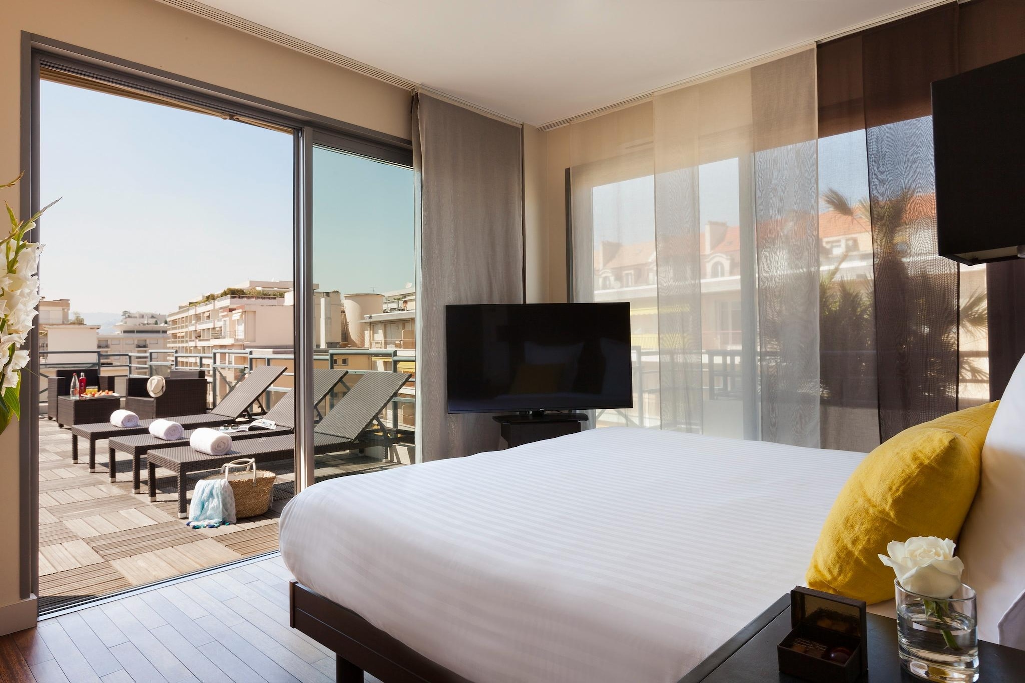 NEHÔ SUITES CANNES CROISETTE - Executive suite with terrace-Schlafzimmer