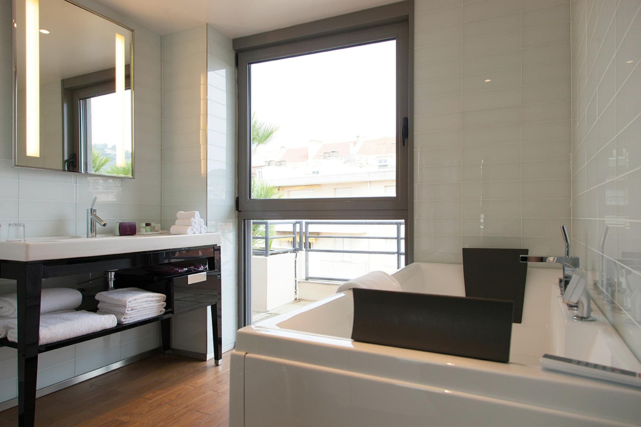 NEHÔ SUITES CANNES CROISETTE - Executive suite with terrace-Badezimmer