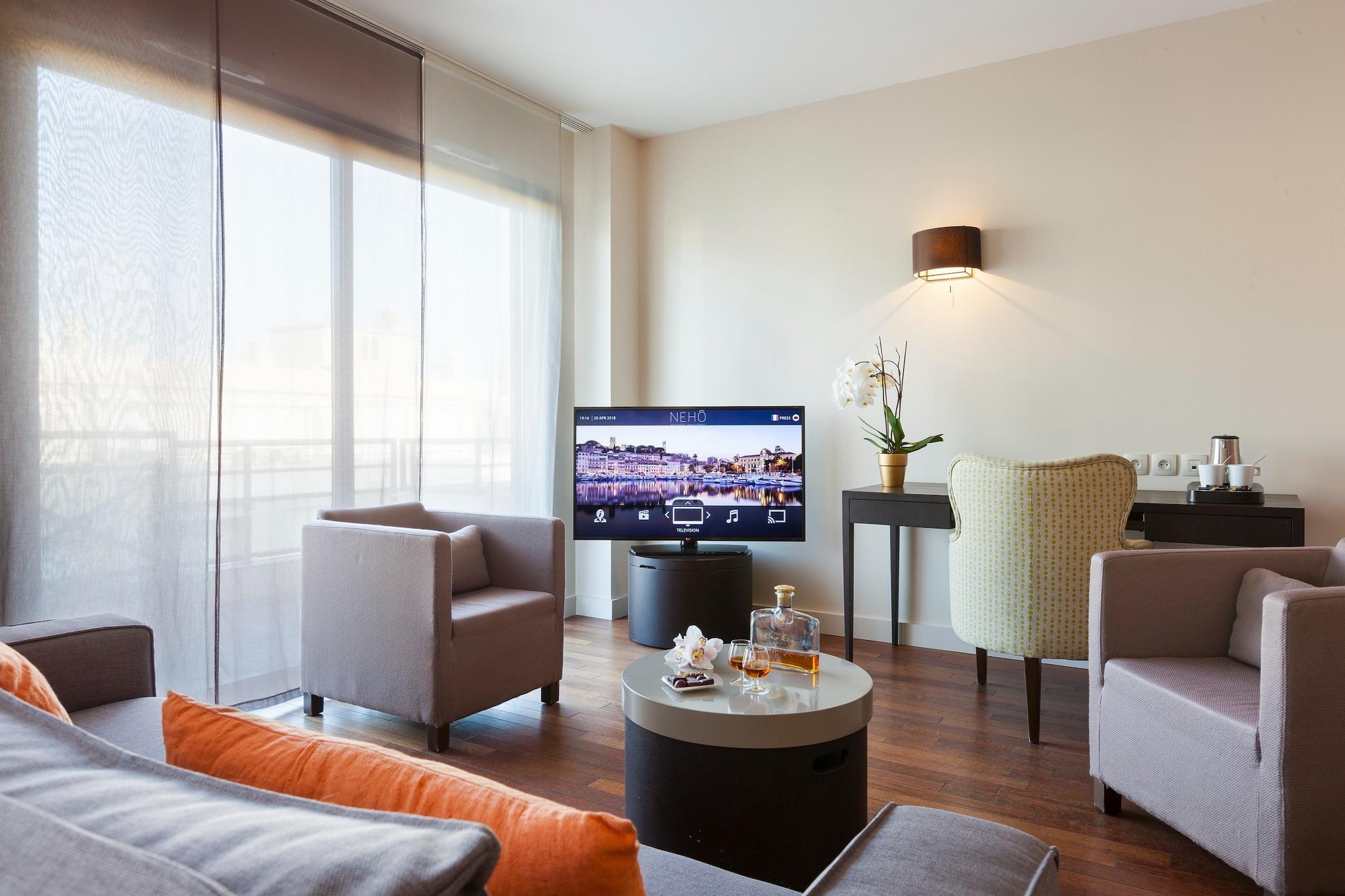 NEHÔ SUITES CANNES CROISETTE - Superior suite with terrace-Wohnzimmer