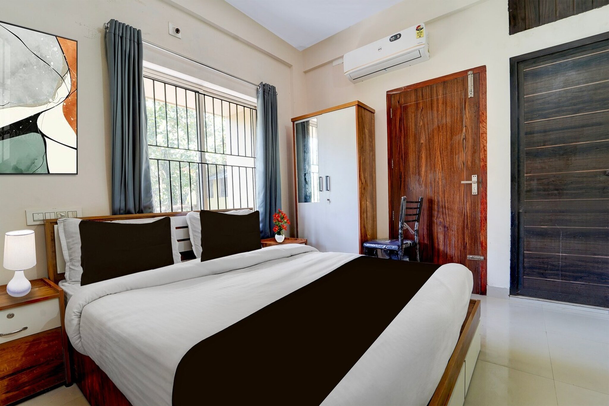 Comfortable Accommodations: Collection O Calicut in Calicut offers family rooms with air-conditioning, private bathrooms, work desks, and seating areas. Each room includes free toiletries, bath or shower, TV, and tiled floors.
Essential Facilities: Guests enjoy free WiFi, a 24-hour front desk, housekeeping service, room service, and luggage storage. The hotel provides a welcoming environment with English and Hindi spoken at reception.
Convenient Location: Situated 27 km from Calicut International Airport, the hotel is 8 km from Calicut Railway Station and 45 km from Thusharagiri Falls and Lakkidi Viewpoint.
Unmarried couples are warmly welcome at this property.
Guests with local ID proof are warmly welcome.
Early Check-In Policy: A full day’s room rate will be charged for check-ins before 6:00 AM. Complimentary early check-in is available between 6:00 AM and 10:00 AM, subject to room availability.
Check-in is only available to guests aged 18 and above. Please provide a government-issued ID to confirm your age.