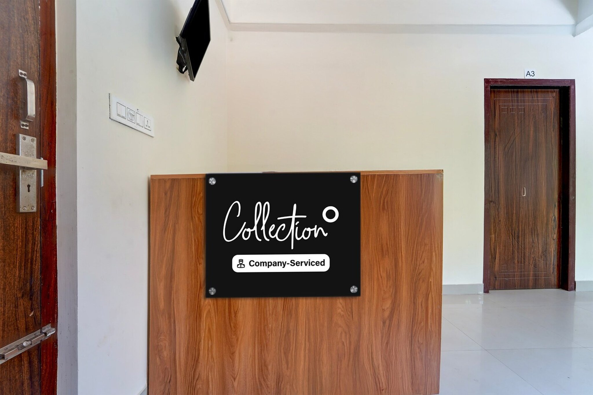 Ground floor: (bedroom(double bed, TV, seating area, air conditioning, telephone), bathroom(bathtub or shower, shower, washbasin, toilet, Towels incl., shampoo, body soap, hot water), parking)