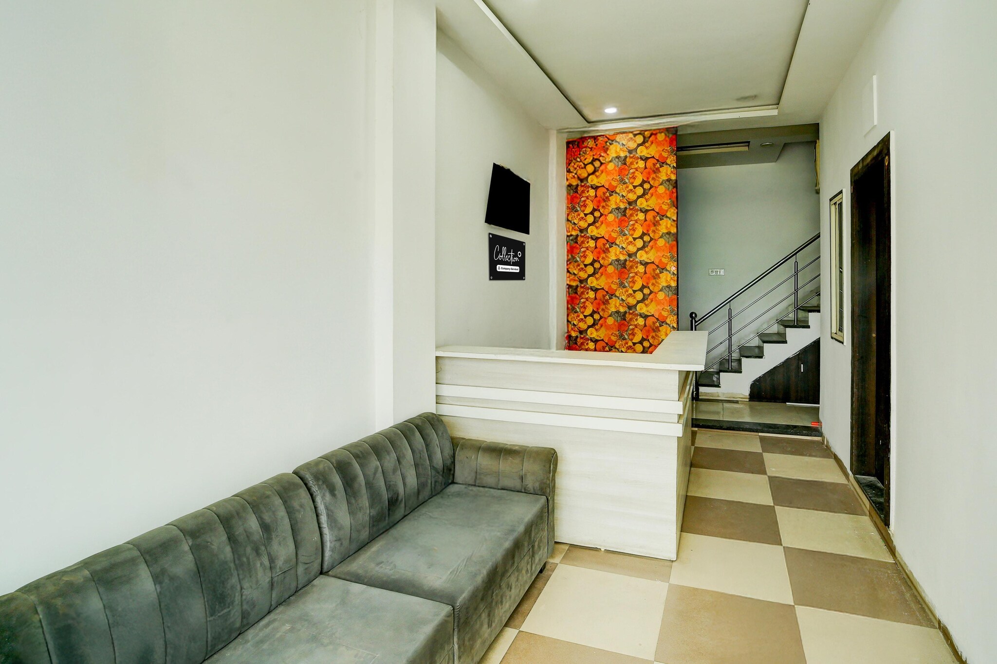 Ground floor: (bedroom(double bed, TV, seating area, air conditioning, telephone), bathroom(bathtub or shower, shower, washbasin, toilet, Towels incl., shampoo, body soap, hot water), parking)