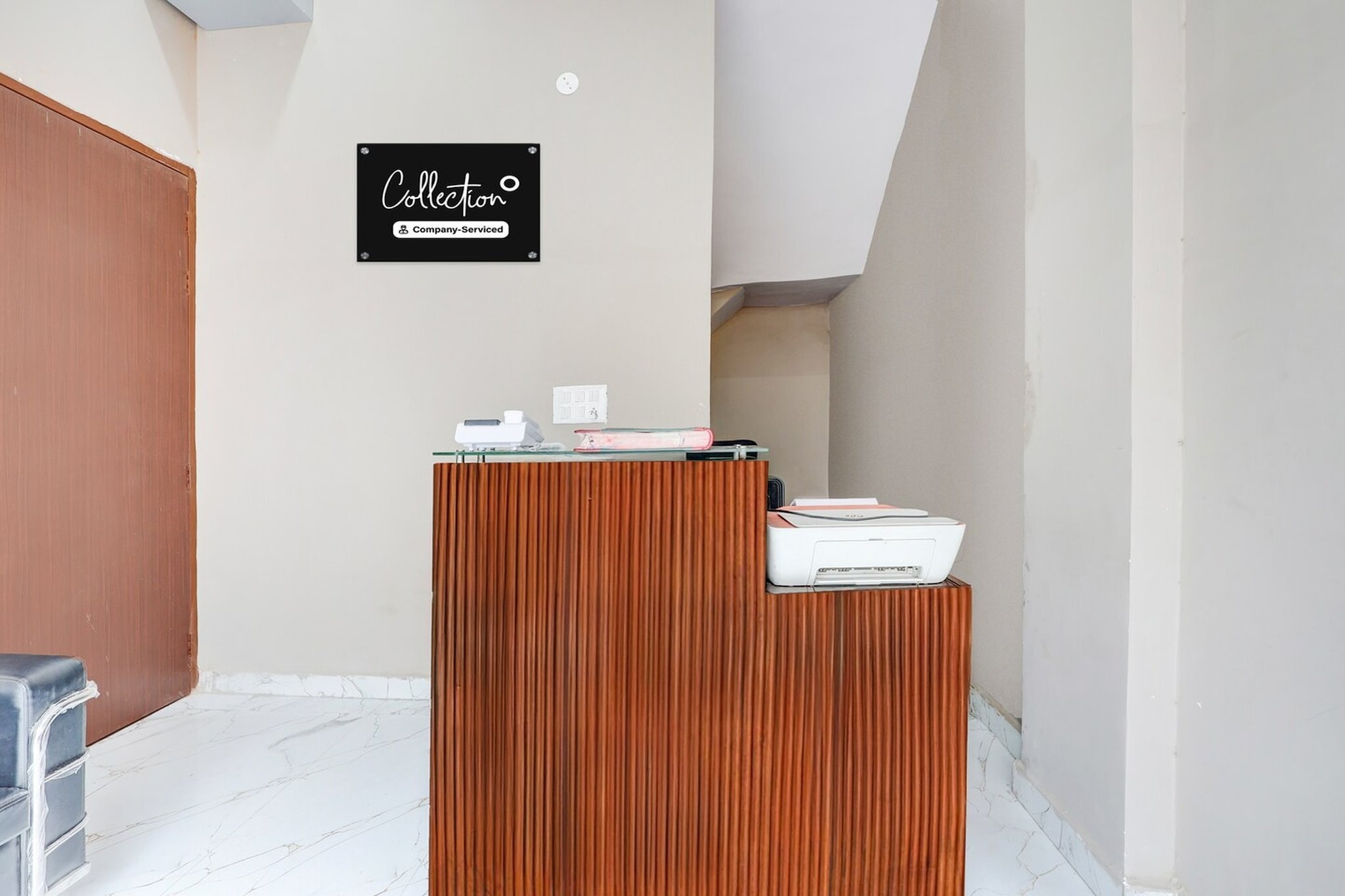 Ground floor: (bedroom(double bed, TV, seating area, air conditioning, Towels incl., telephone), bathroom(bathtub or shower, shower, washbasin, toilet, shampoo, body soap, hot water), parking)