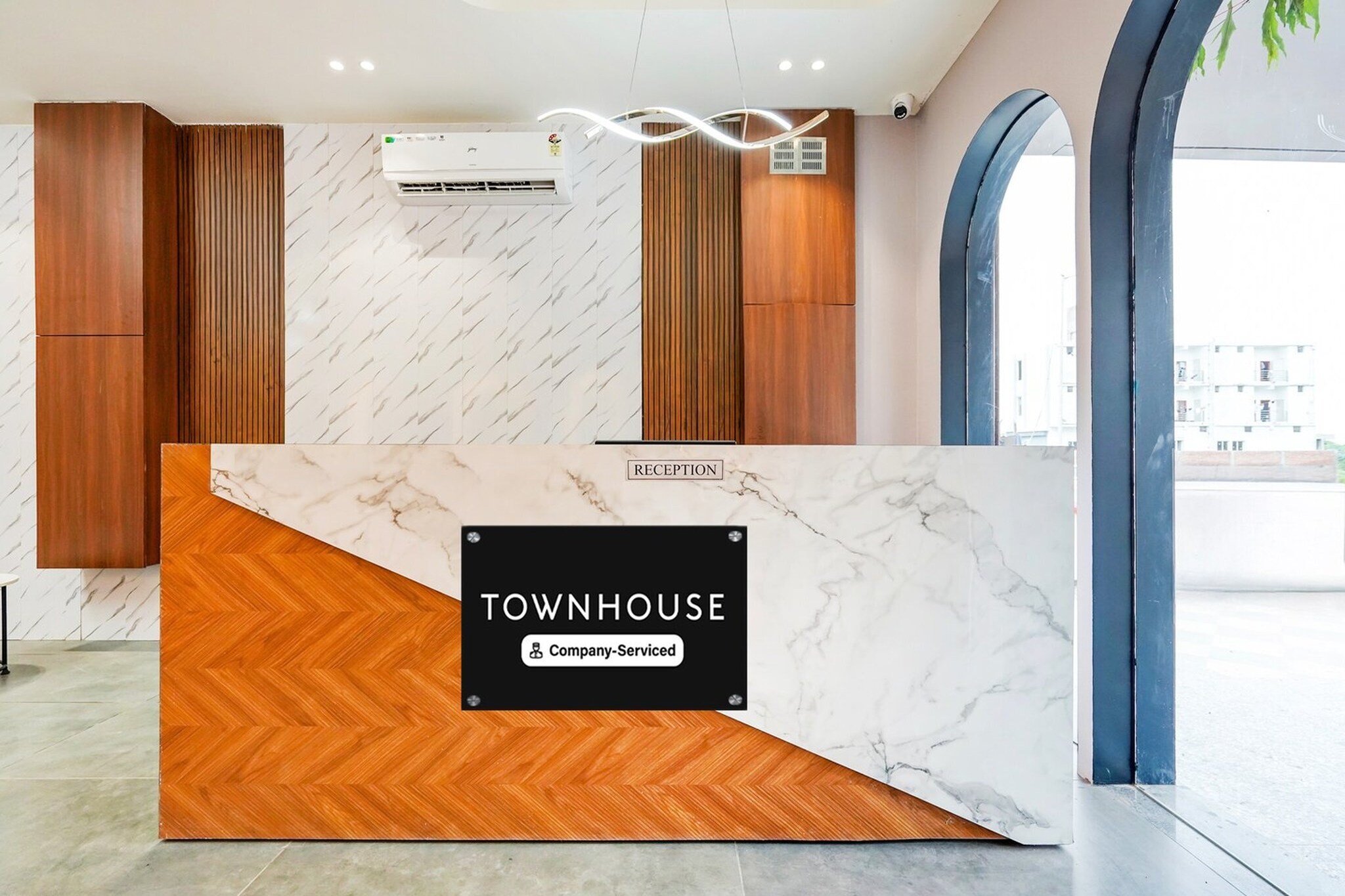 Ground floor: (bedroom(double bed, TV, seating area, air conditioning, lift, Towels incl., telephone), bathroom(bathtub or shower, shower, washbasin, toilet, shampoo, body soap, hot water), parking)