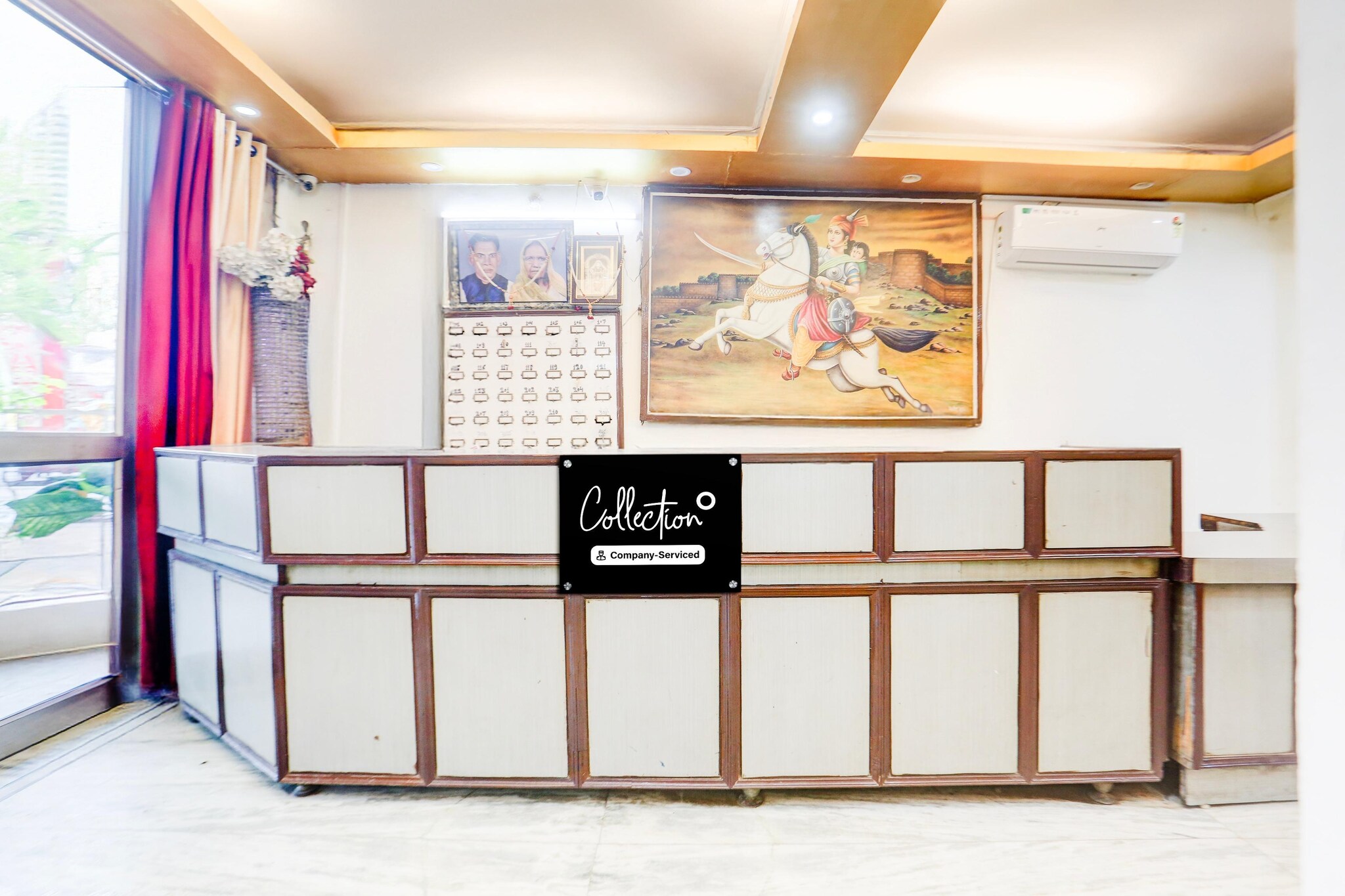 Ground floor: (bedroom(double bed, TV, seating area, air conditioning, lift, Towels incl., telephone), bathroom(bathtub or shower, shower, washbasin, toilet, shampoo, body soap, hot water), parking)