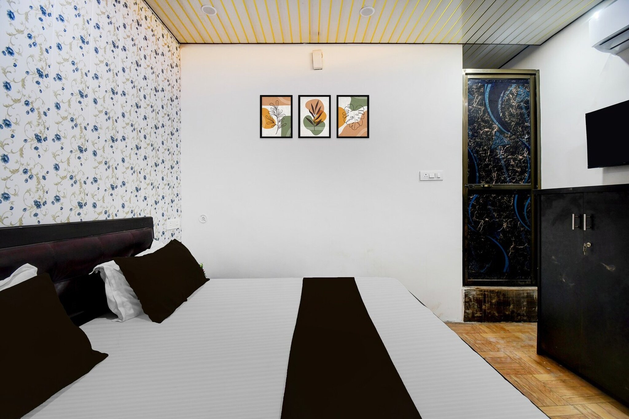 Comfortable Accommodations: Hotel O Ambedkar Park Gorakhpur Formerly Mayur Residency in Gorakhpur offers family rooms with air-conditioning, private bathrooms, work desks, and seating areas. Each room includes free toiletries, a bath or shower, TV, and tiled floors. Essential Facilities: Guests enjoy free WiFi, a 24-hour front desk, housekeeping service, room service, and luggage storage. The hotel provides a welcoming environment with a 24-hour reception staffed with Hindi-speaking personnel. Convenient Location: Located 7 km from Gorakhpur Airport, the hotel is situated on Vawsaiyek Yojna, Goplapur, Tehsil Sadar, Vardayani Lane, opposite Shiv Shakti Lawn. Nearby attractions include Shiv Shakti Lawn and Shiv Shakti Lawn.
Early Check-In Policy: A full day’s room rate will be charged for check-ins before 6:00 AM. Complimentary early check-in is available between 6:00 AM and 10:00 AM, subject to room availability.
Check-in is only available to guests aged 18 and above. Please provide a government-issued ID to confirm your age.