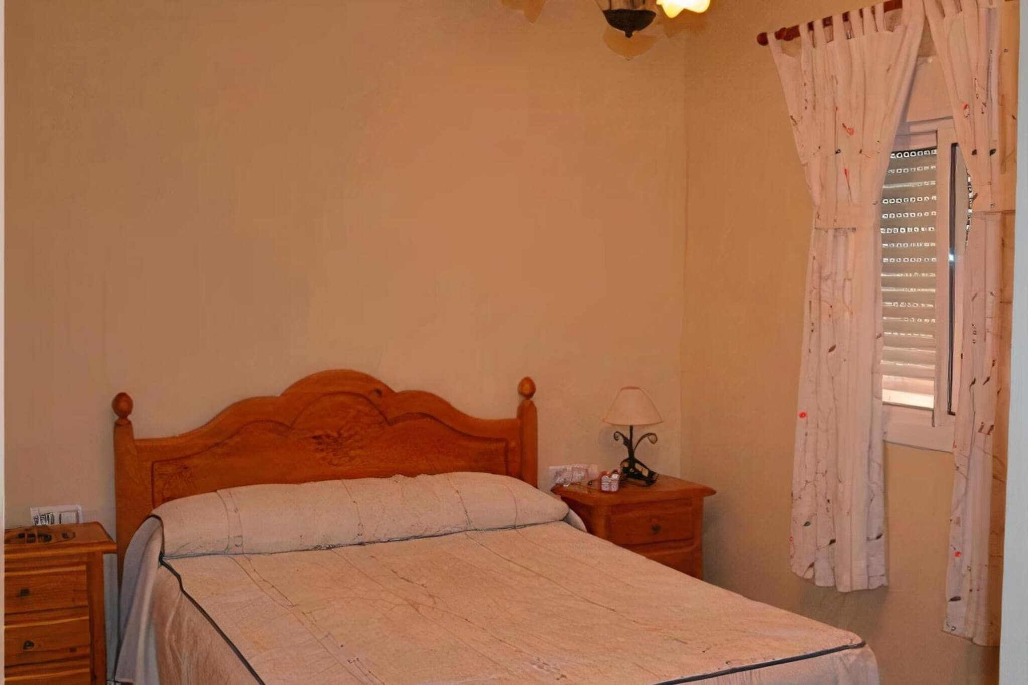 Bed Linen, Hot Water, Internet Access DSL, open kitchen(stove, toaster, coffee machine, oven, microwave, dishwasher, fridge, freezer, Blender, dishes and cutlery, Cooking basics), Living/diningroom(TV, dining table, fireplace, seating area), bedroom(double bed), bedroom(3x single bed), bedroom(3x single bed), bathroom(shower, washbasin, toilet), bathroom(shower, washbasin, toilet), Beach, tumble dryer, Bubble bath, washing machine, air conditioning, BBQ, parking, iron, plancha grill, Towels/Sheets (Incl.), Essentials, Cleaning products, Long term stays allowed, Near Ocean, Wine glasses