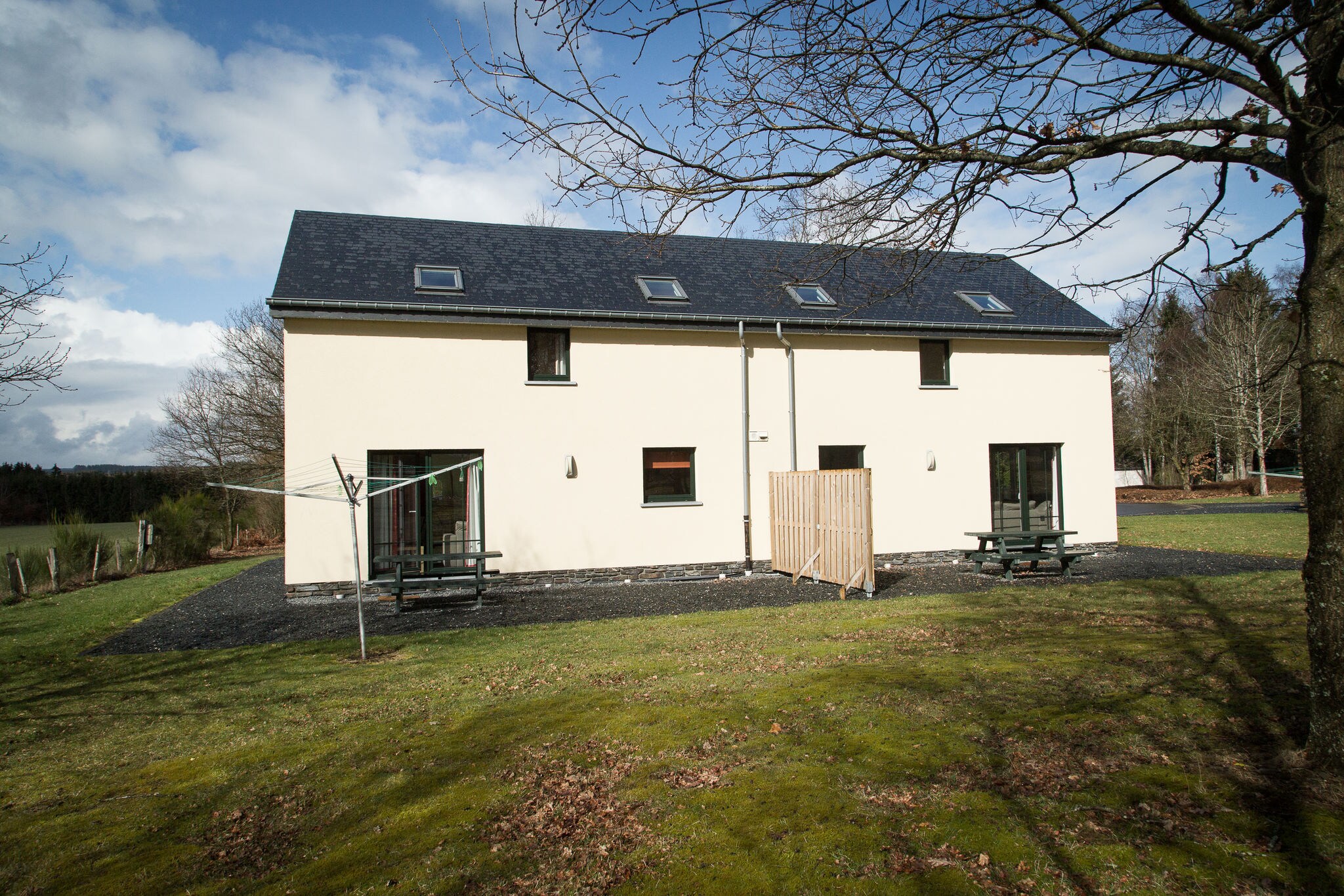 Comfortabele bungalow met terras gelegen in het Ourthedal
