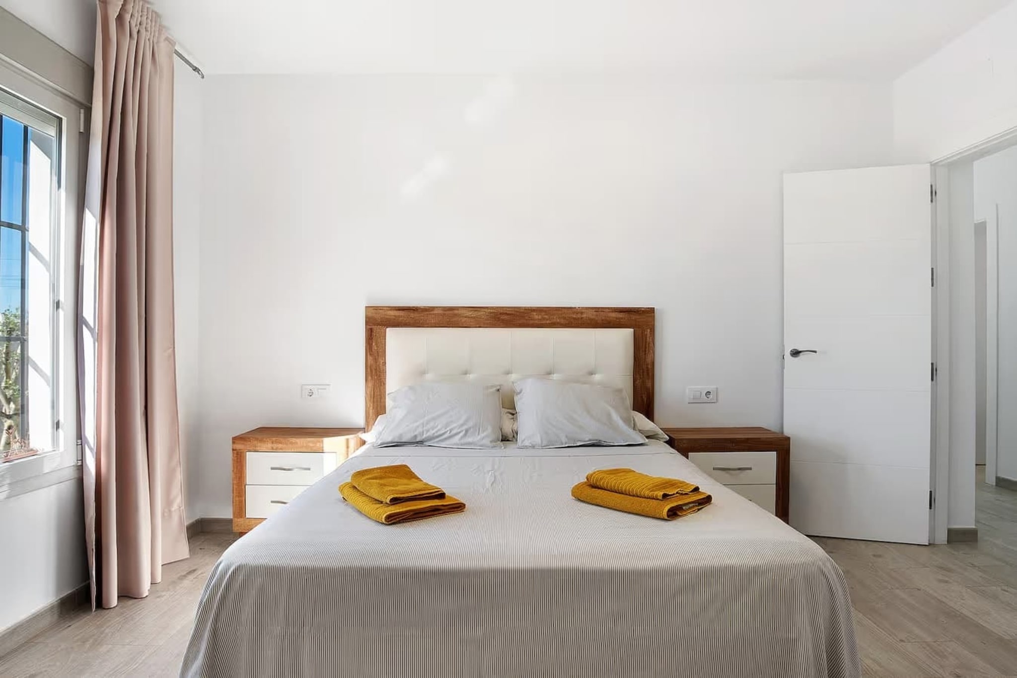 Desk, Living room(TV, seating area), Kitchen(dining table, stove, hob(ceramic), toaster, coffee machine, oven, microwave, dishwasher, fridge), bedroom(2x single bed), bedroom(2x single bed), Bedroom with bathroom(double bed, TV, Wide clearance to shower and toilet), bathroom(bath tub), toilet(toilet), Parking, Indoor play area, Play area, cot, washing machine, balcony or terrace, air conditioning, sun loungers, swimming pool(private), Essentials, Dedicated workspace, Accessible-height bed, Wide clearance to bed, Wide clearance to shower and toilet