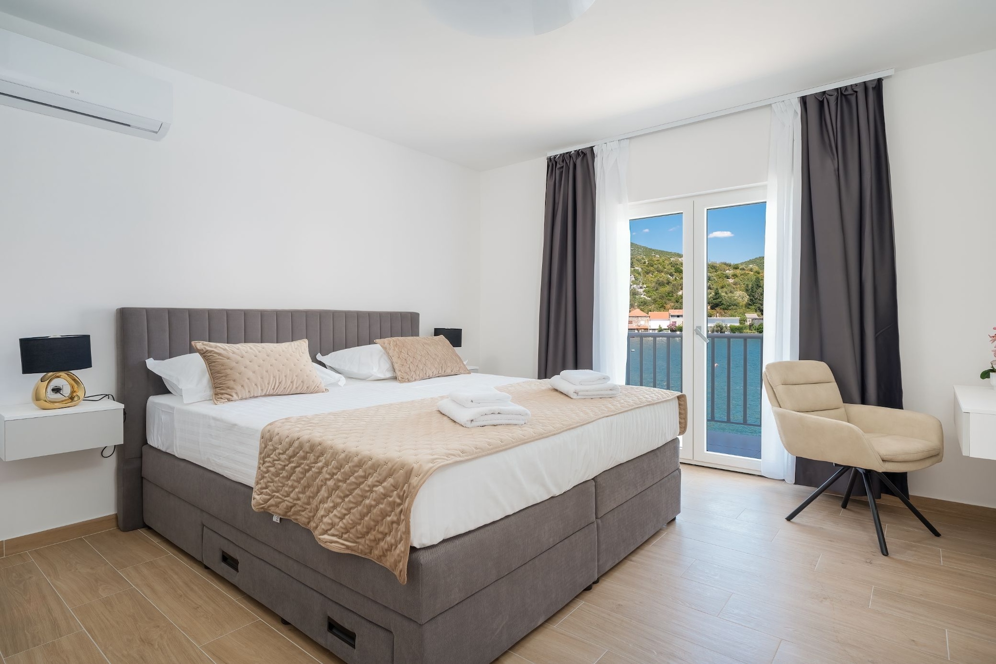 Villa SENKA - Four Bedroom Villa-Slaapkamer