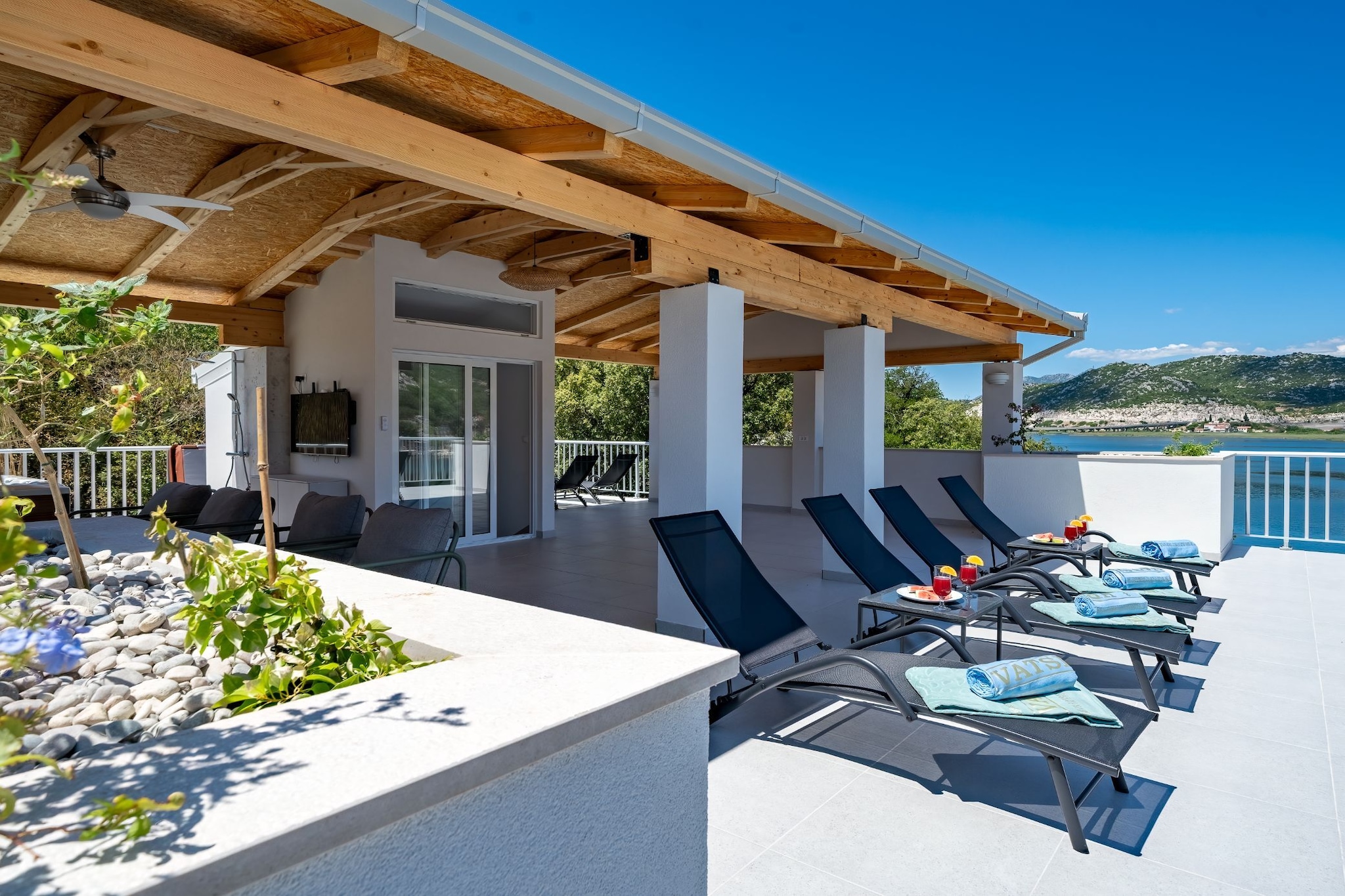 Villa SENKA - Four Bedroom Villa-Terrasbalkon