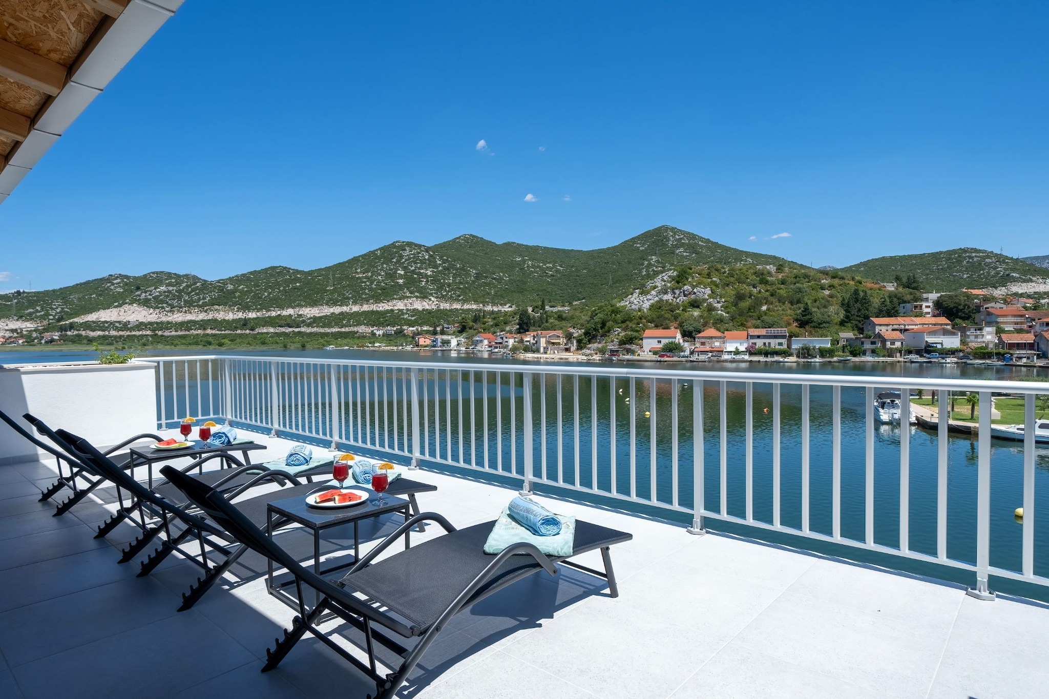 Villa SENKA - Four Bedroom Villa-Terrasbalkon
