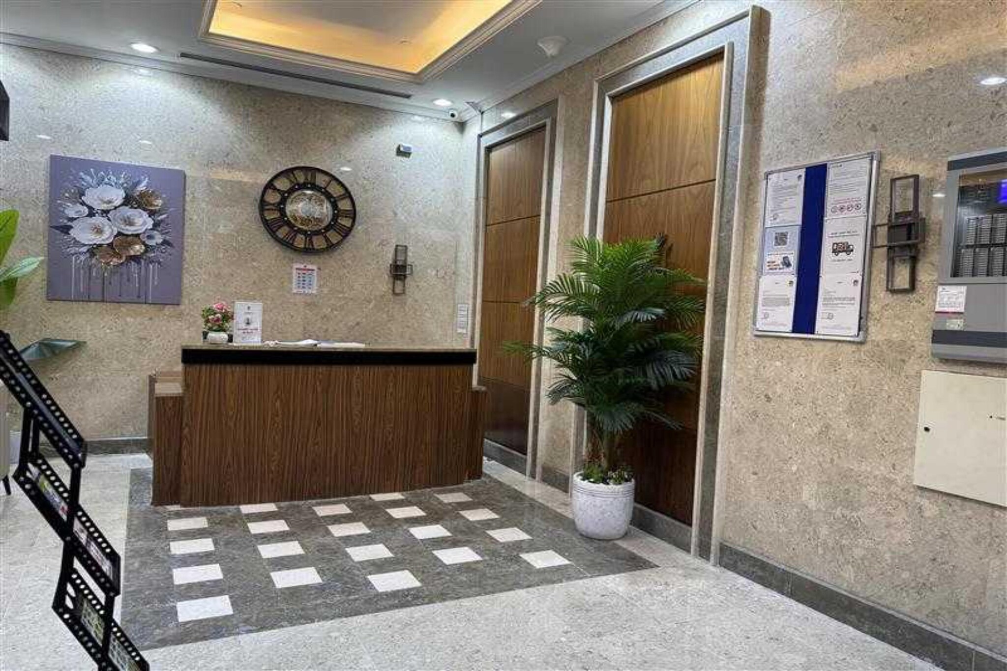 Ground floor: (bedroom(Internet access, double king size bed, seating area, air conditioning, telephone), bathroom(washbasin, toilet, hairdryer, Towels incl., shampoo, body soap, Essentials))