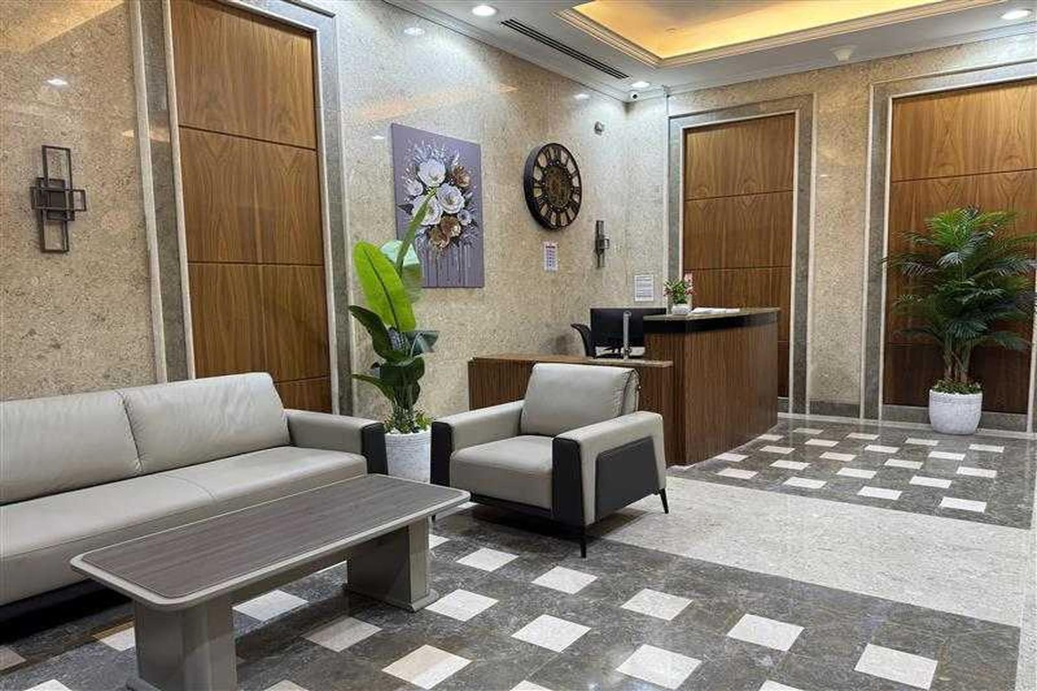 Comfortable Accommodation: Luxury Oasis Apartments in Barsha Heights offers apartment accommodation in Dubai. Each unit features air-conditioning, a private bathroom with free toiletries, and a fully equipped kitchen with a minibar and microwave.

Exceptional Facilities: Guests can enjoy an indoor swimming pool, free WiFi, and a 24-hour front desk. Additional amenities include family rooms, full-day security, room service, and free on-site private parking.

Prime Location: Located 28 km from Dubai International Airport, the property is close to Mall of the Emirates (6 km), Burj Al Arab Tower (9 km), and Burj Khalifa (17 km). Nearby attractions include Aquaventure Waterpark and The Dubai Fountain.