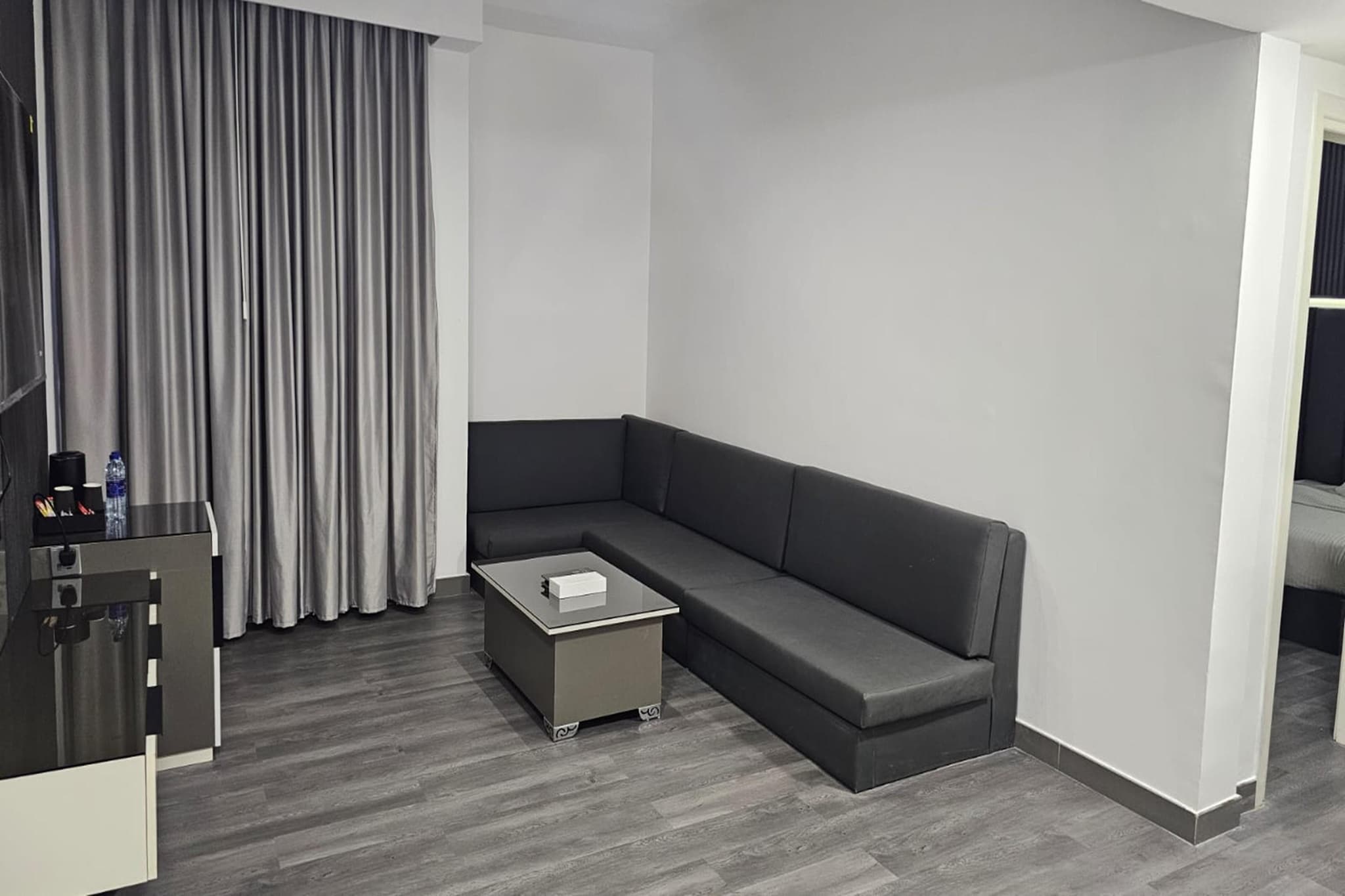 Ground floor: (bedroom(double bed, double bed, double bed, TV, seating area, air conditioning, Towels/Sheets (Incl.), Trash compactor), bathroom(shower, washbasin, toilet, bidet, Essentials))